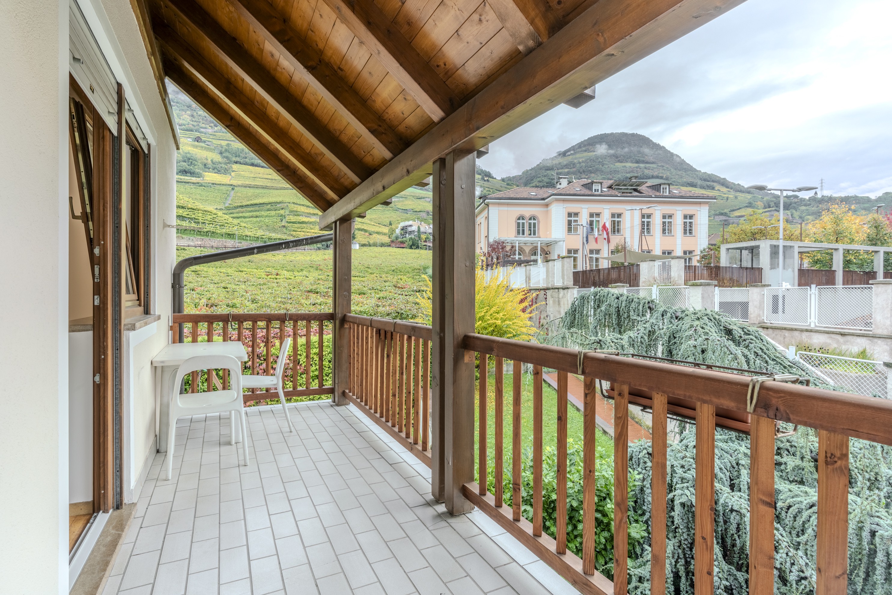 Spacious Living with Views over the Vineyards