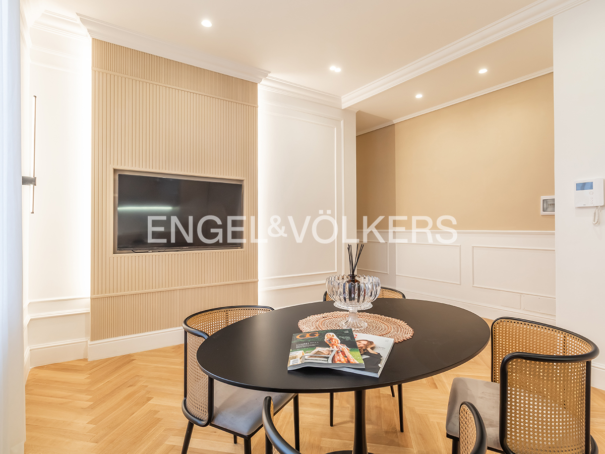 A top-floor residence, with an extra room