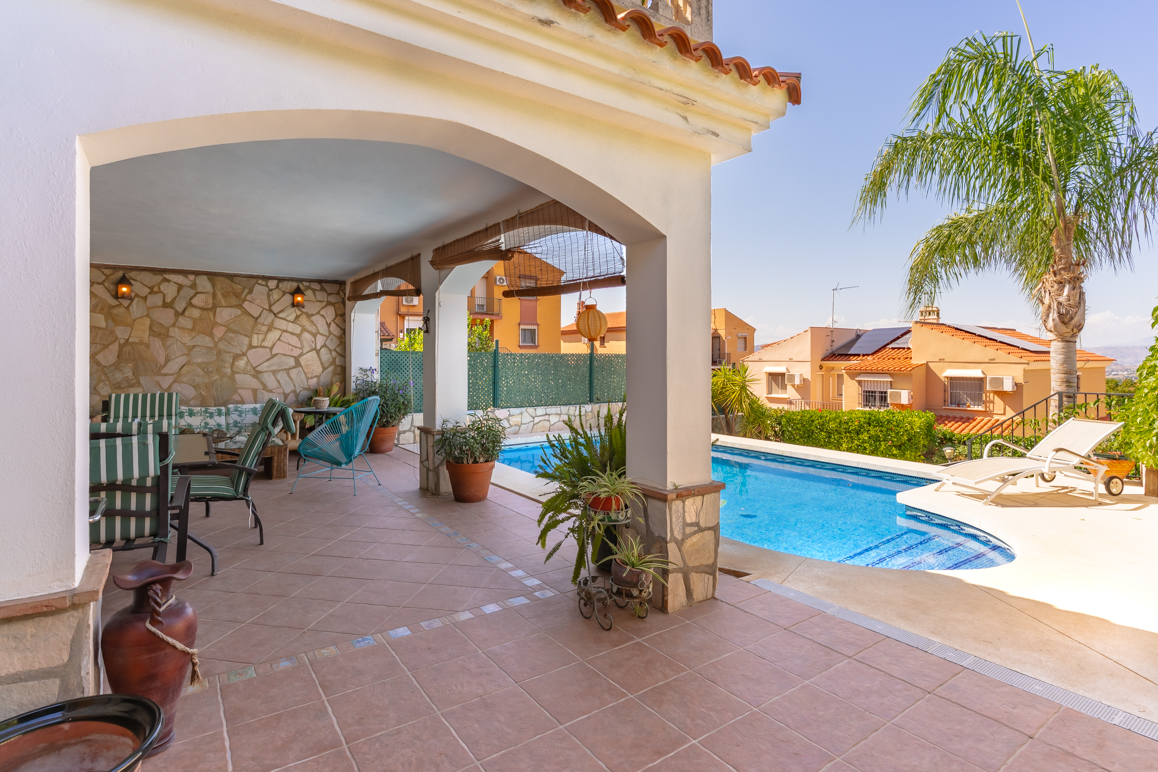 Casa pareada de 4 dormitorios con piscina y apartamento en el sótano