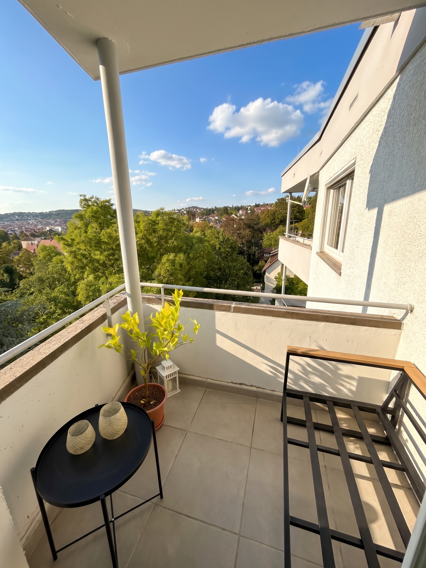 Moderne 1-Zimmer-Wohnung mit Traumblick [AI-modified]