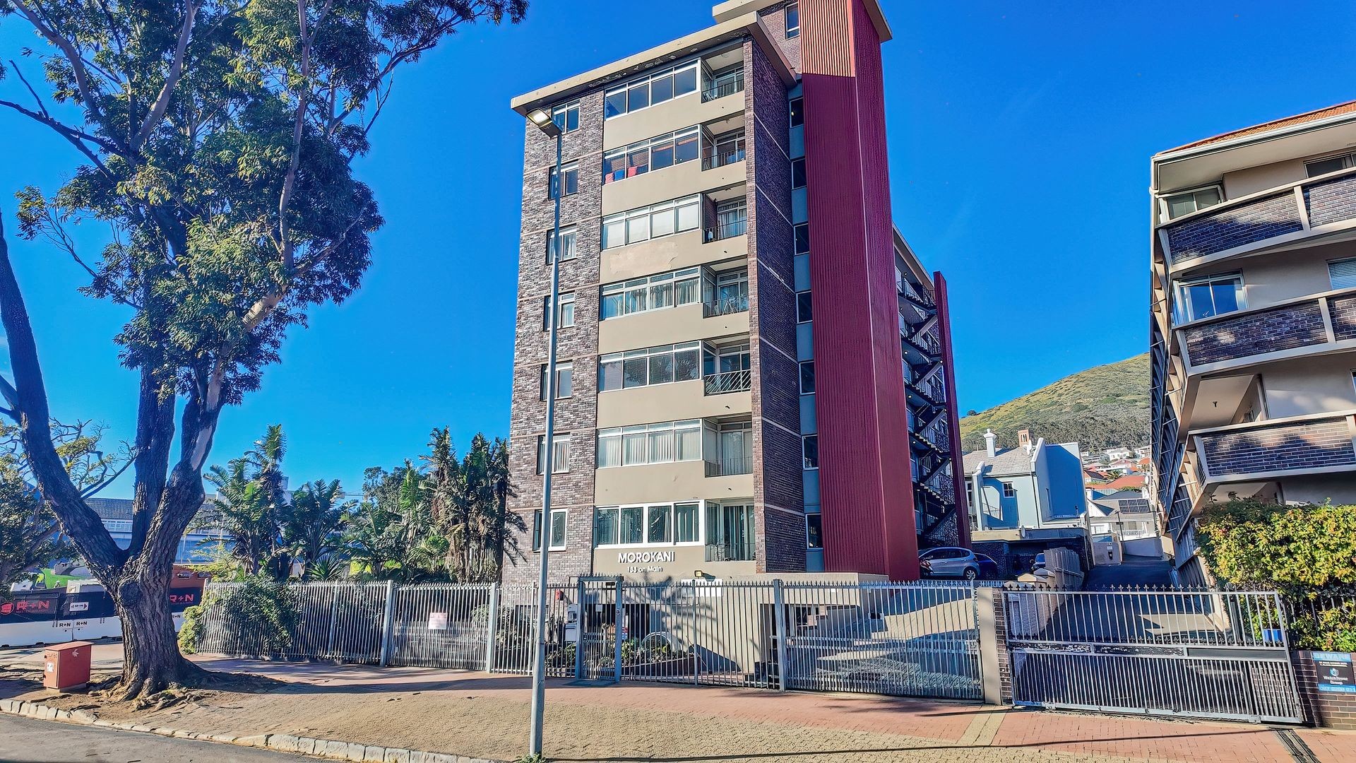 Light 2 bedroom apartment in Green Point