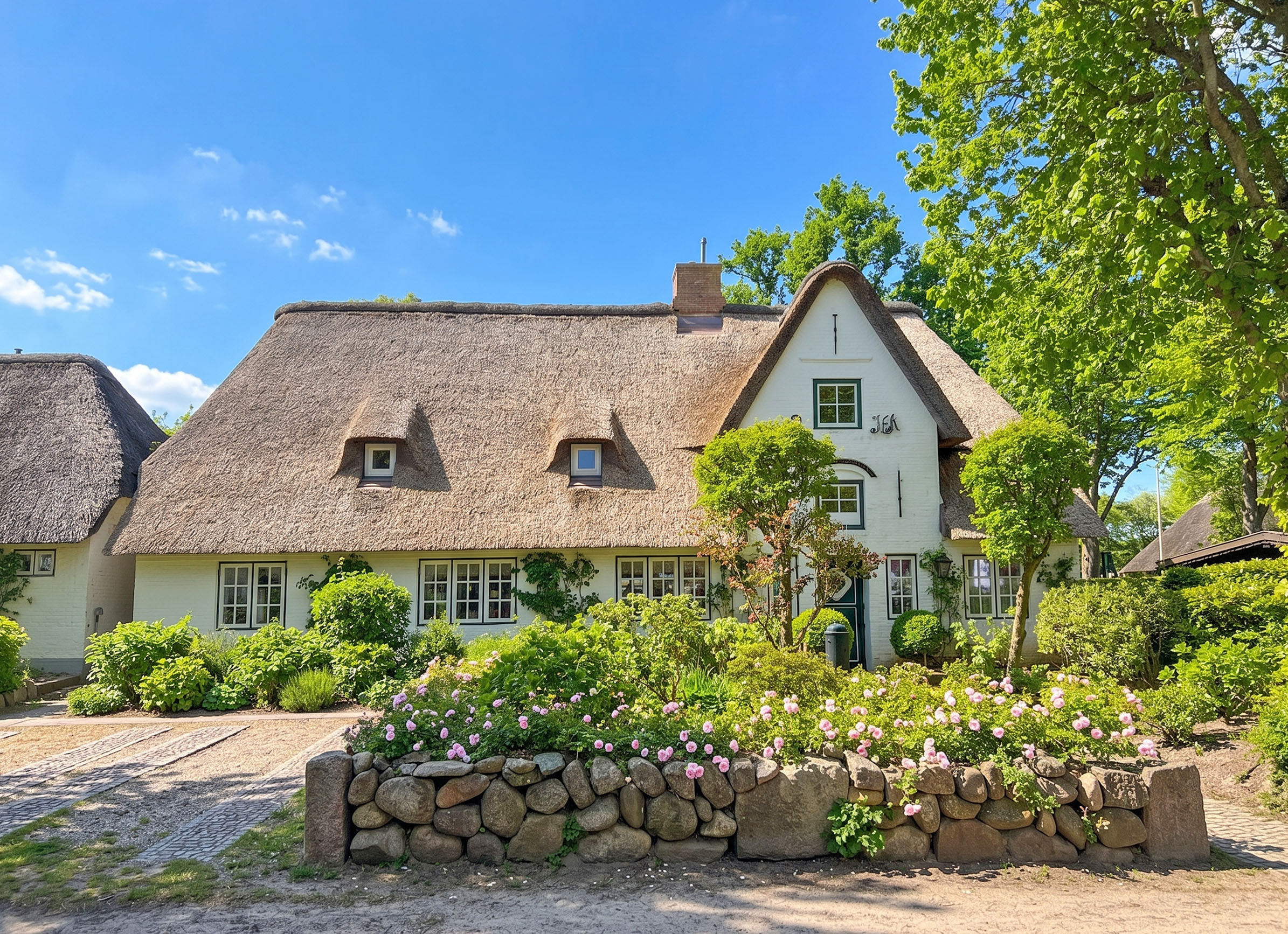 Historischer Traum in Weiß: Reetgedecktes Kapitänshaus im Herzen von Nieblum