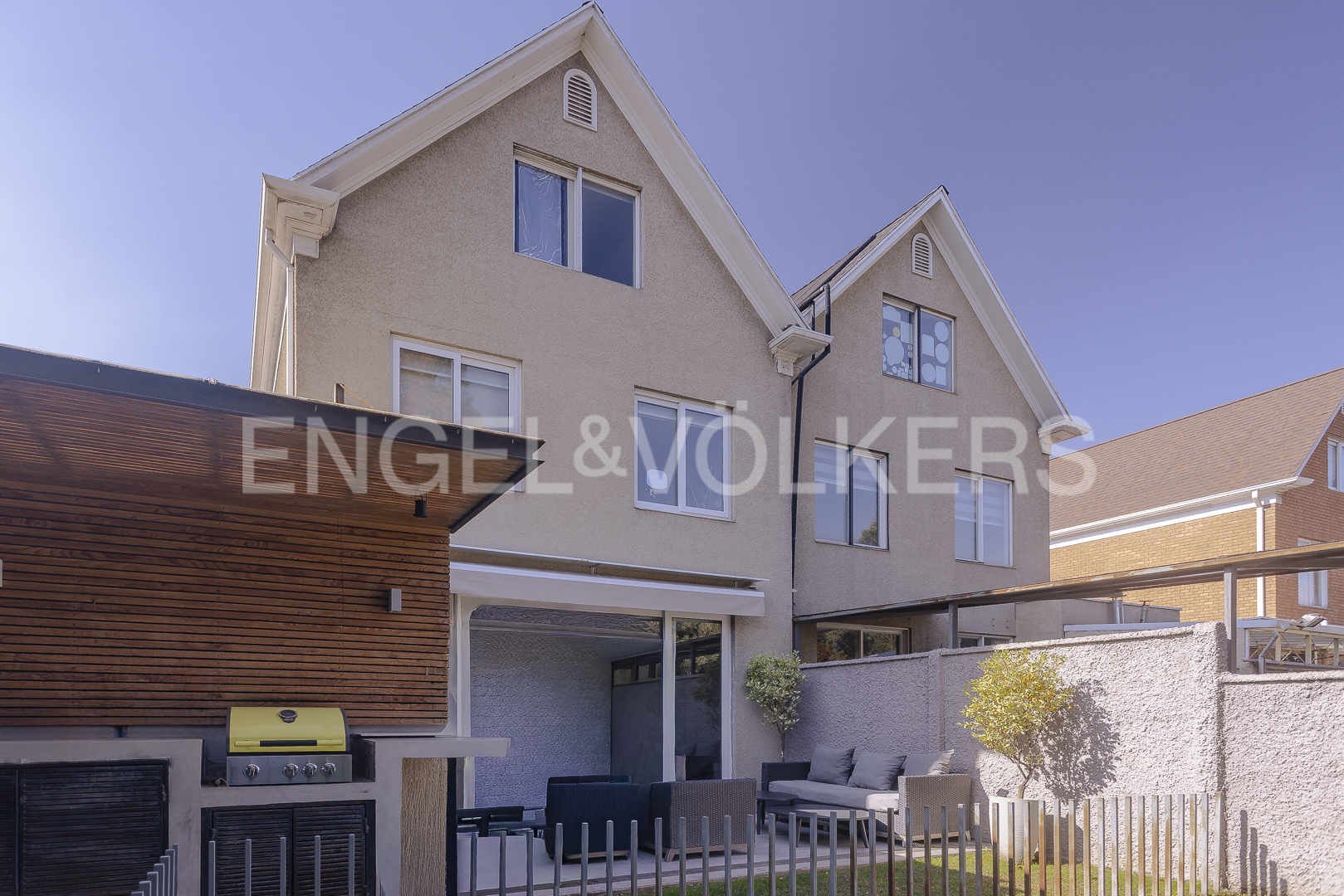 En condominio con rápida conectividad hacia Av. La Dehesa