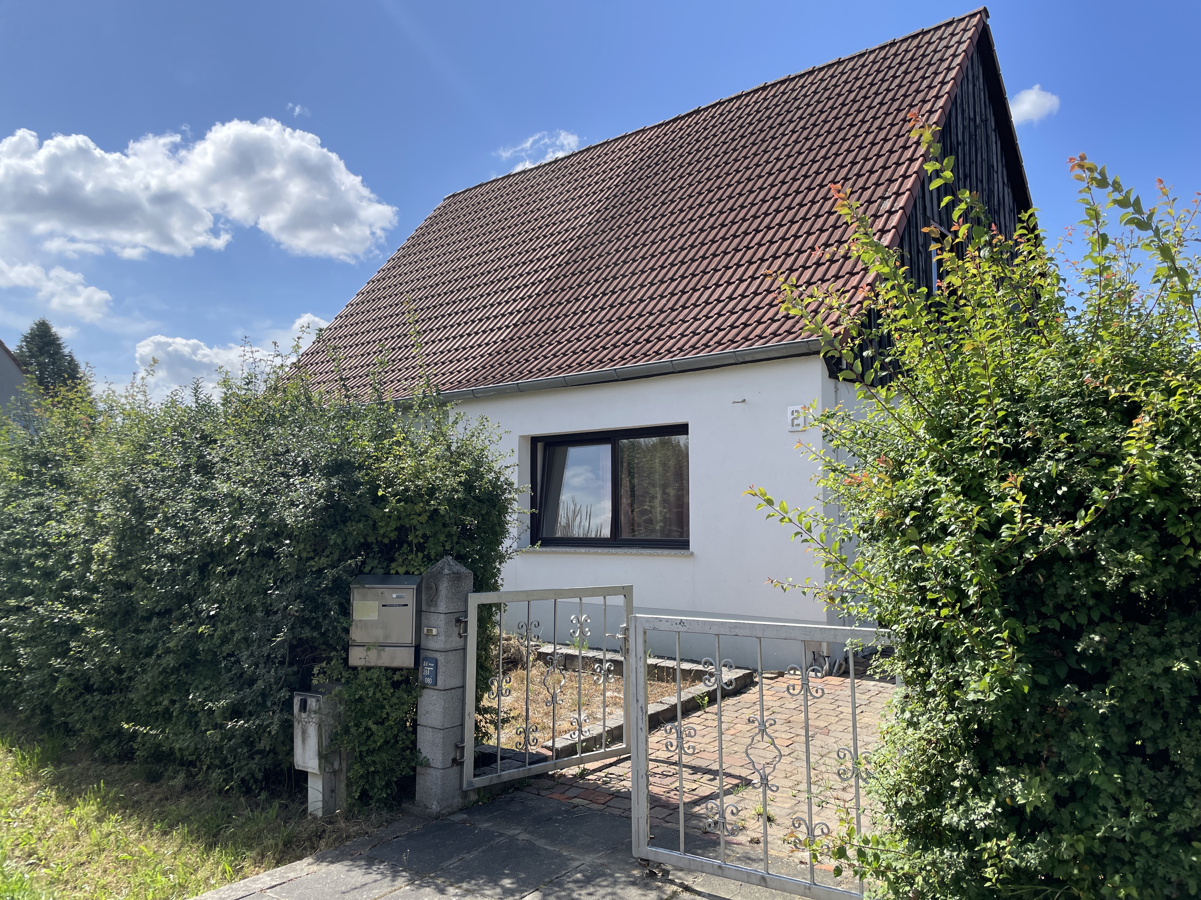 Doppelhaushälfte mit großem Potenzial auf schönem Grundstück -Erbbaurecht!