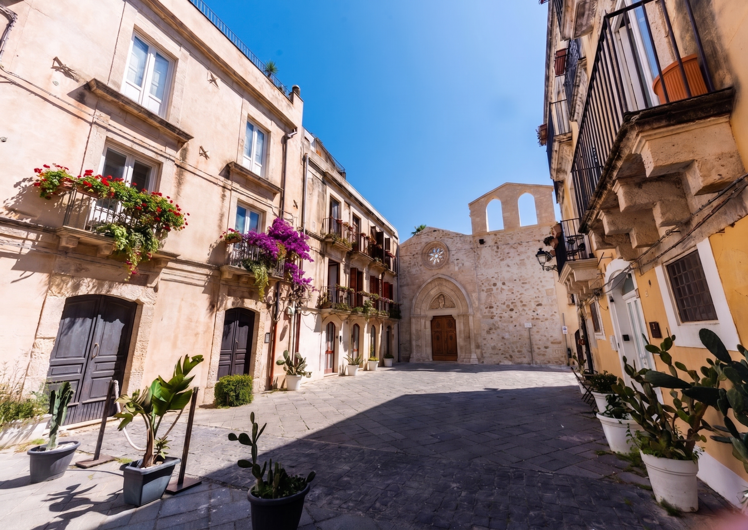 Elegante trivani con vista su Piazza del Precursore nel Cuore di Ortigia