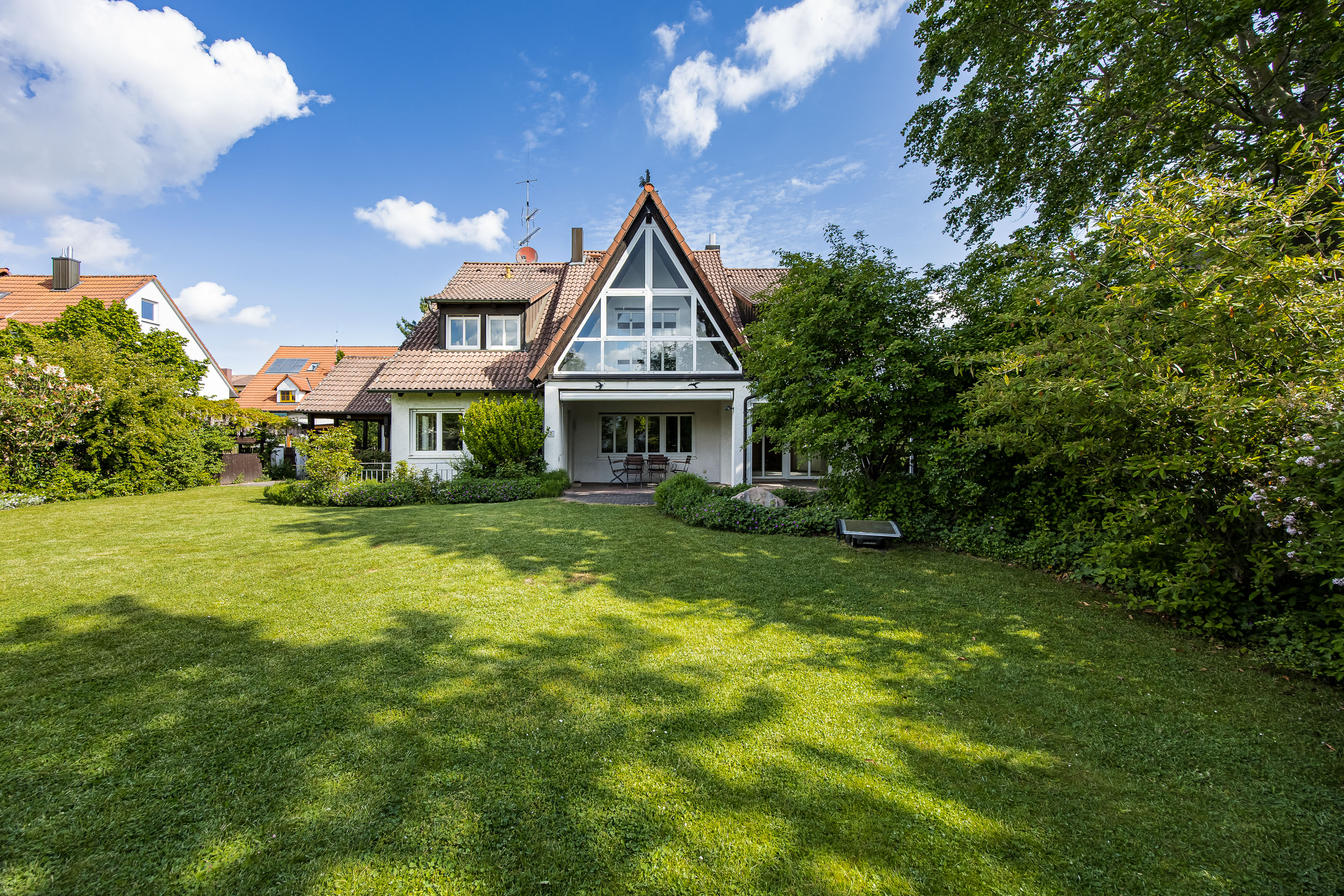 Stilvolle Villa mit großzügigem Garten und exklusivem Wohnkomfort