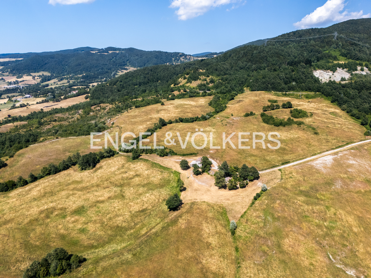 Exklusives 130-Hektar-Anwesen mit genehmigtem Projekt für eine repräsentative Villa im Herzen der Toskana