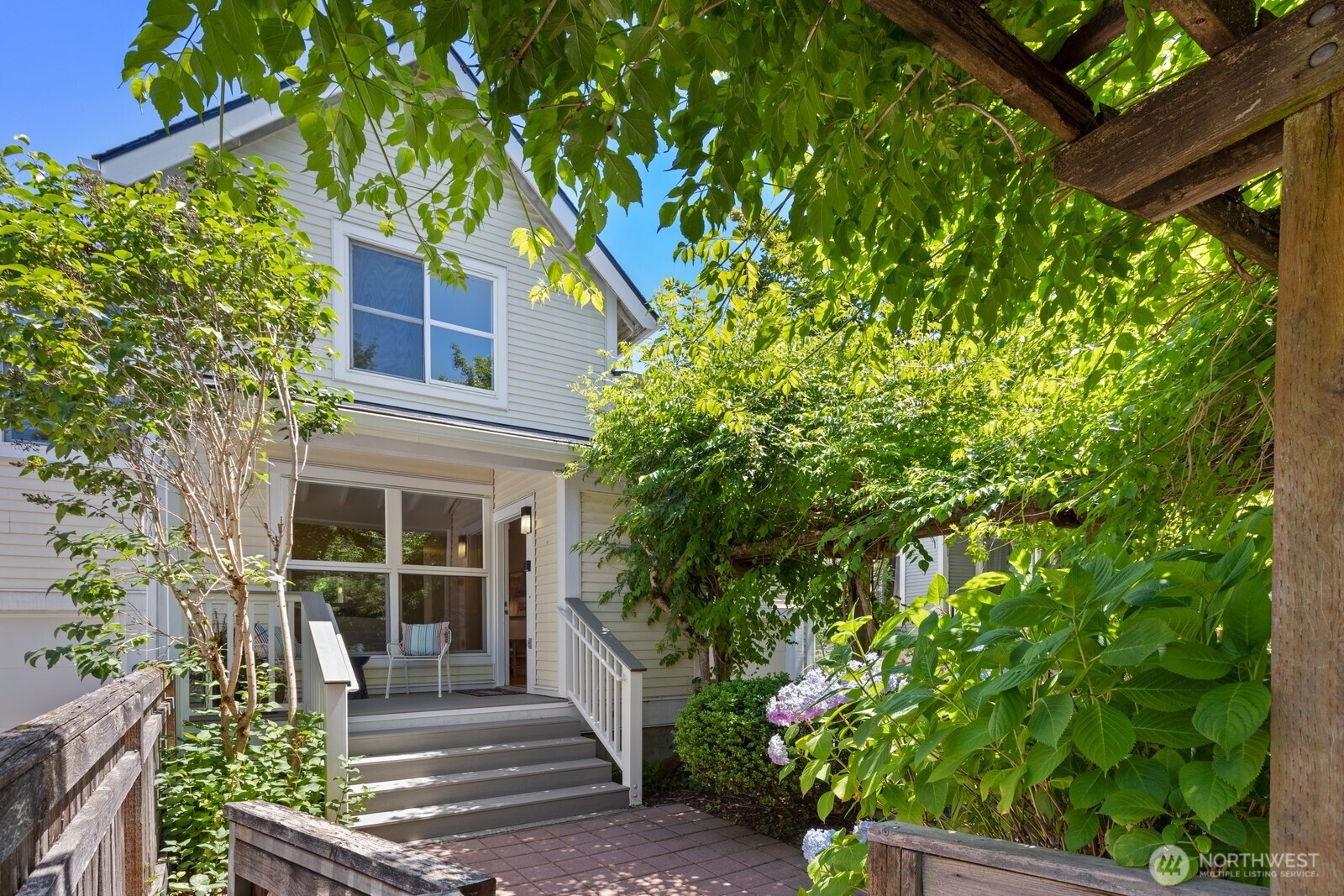 Light-Filled End-Unit with Privacy & Flexible Living