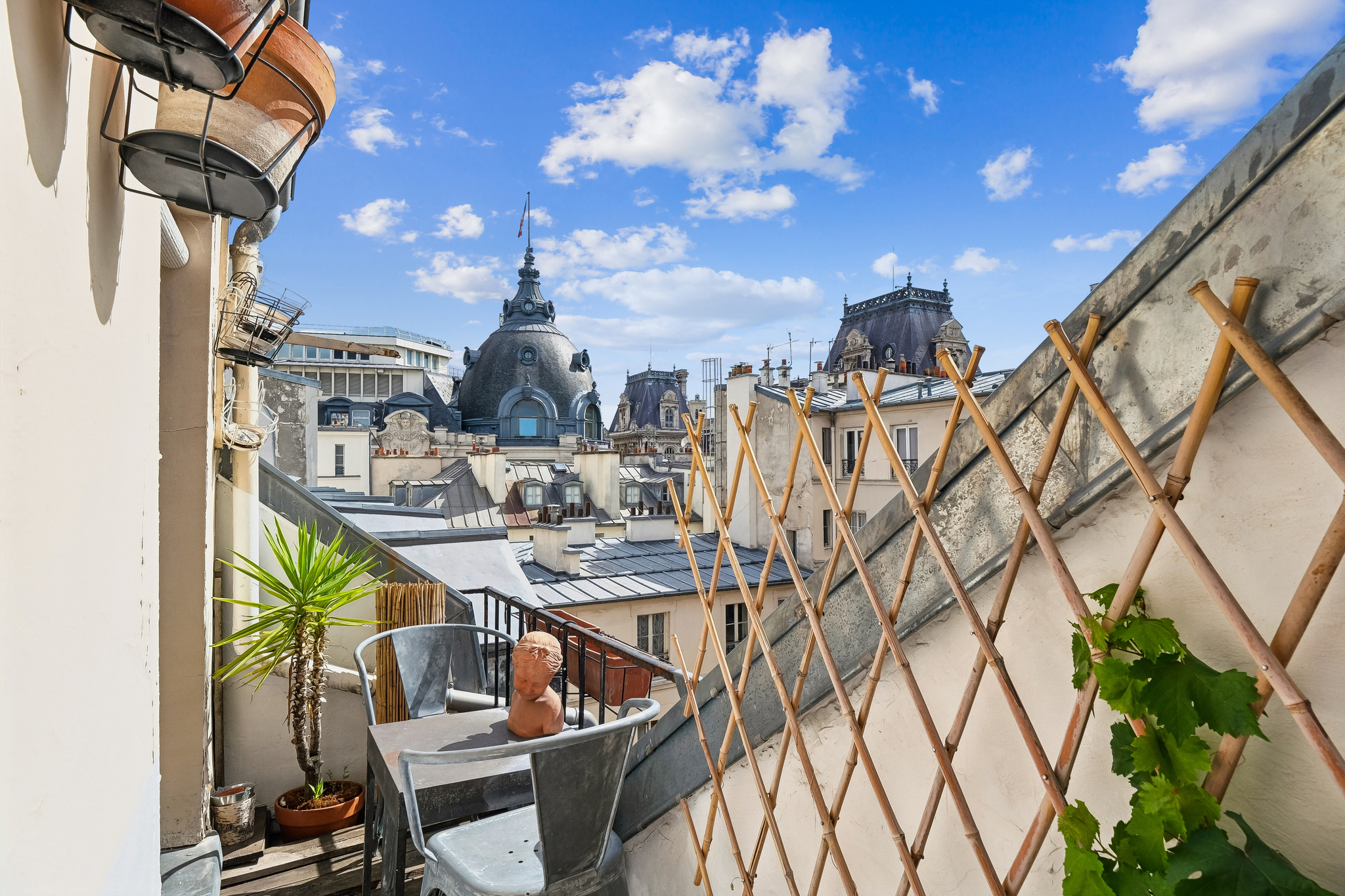 Charming, unusual 6-room apartment with terrace. Sainte-Merry Town Hall.