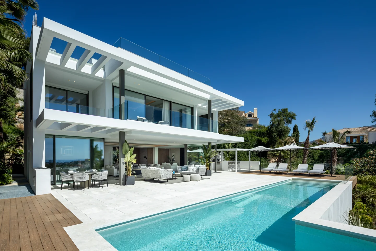 Zeitgenössische Villa in La Quinta mit atemberaubendem Blick auf das Meer und die Berge.