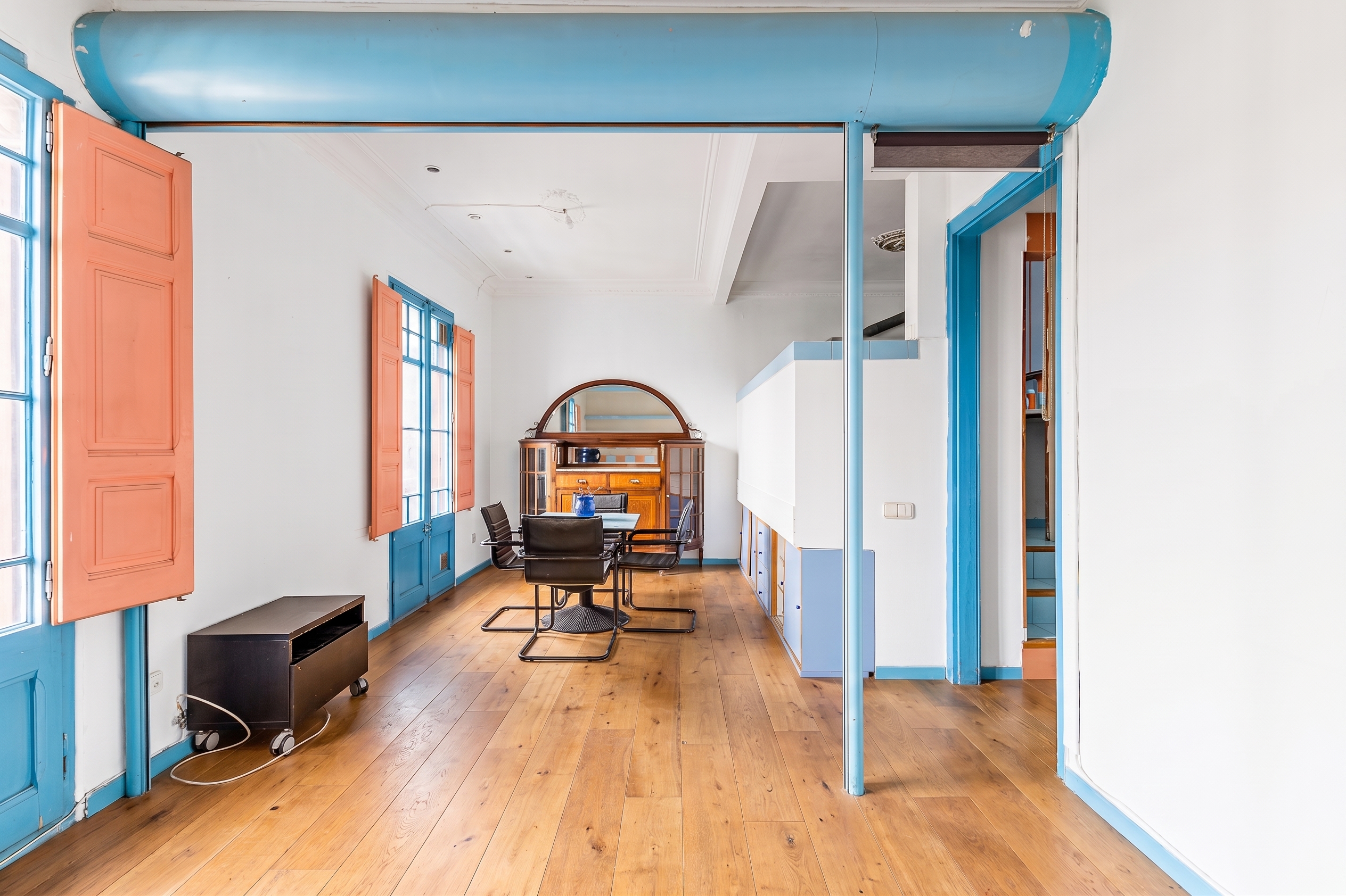 Descubra un elegante piso señorial en Sants–Montjuïc, Barcelona: encanto 1935, balcón y vistas abiertas a verde y montaña, luz natural y distribución sofisticada en edificio con ascensor.
