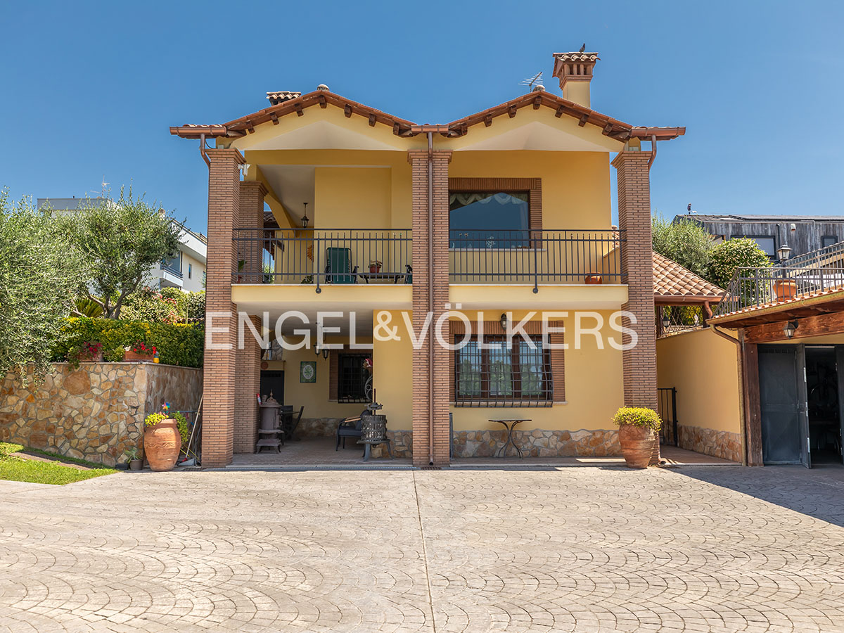 Villa with large private garden in Castelverde