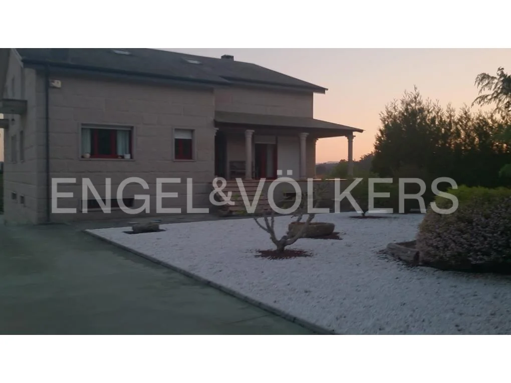 Large stone chalet of 570m2, with 2.223m2 of land and covered swimming pool.