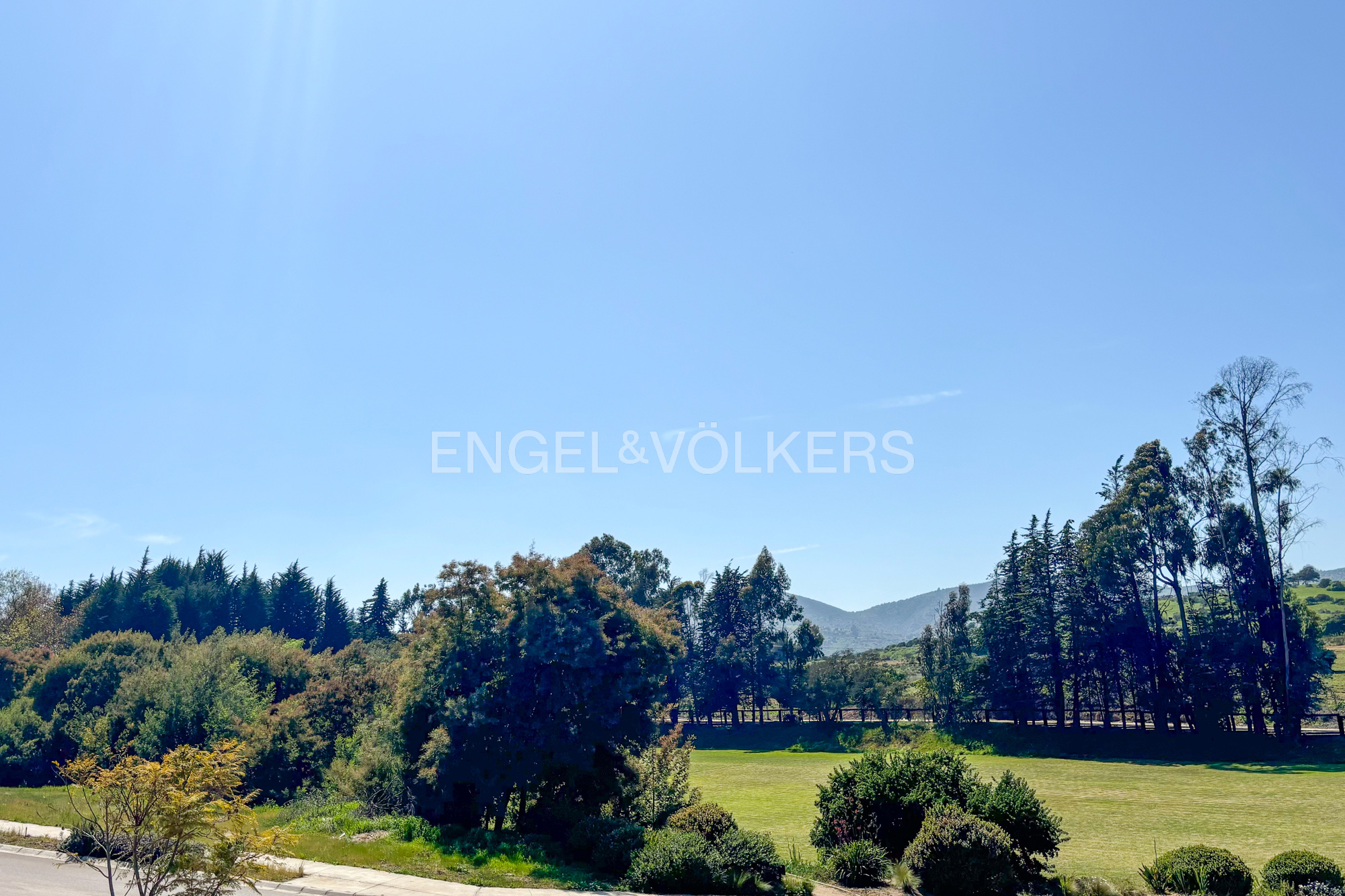 Moderna Casa con Vista a Cancha de Polo, Maitencillo sur