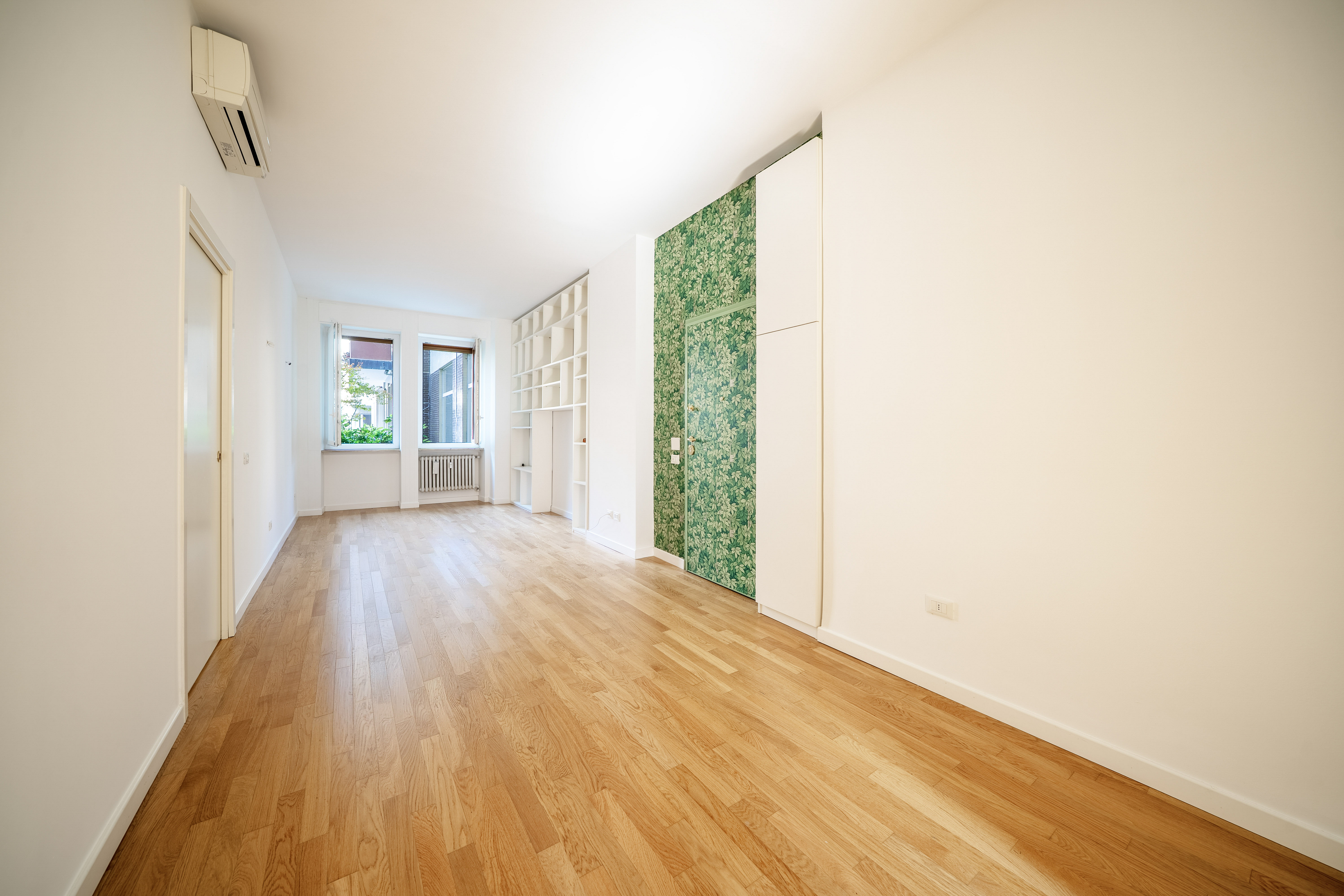 Bright and quiet refurbished double bedroom flat in Dezza