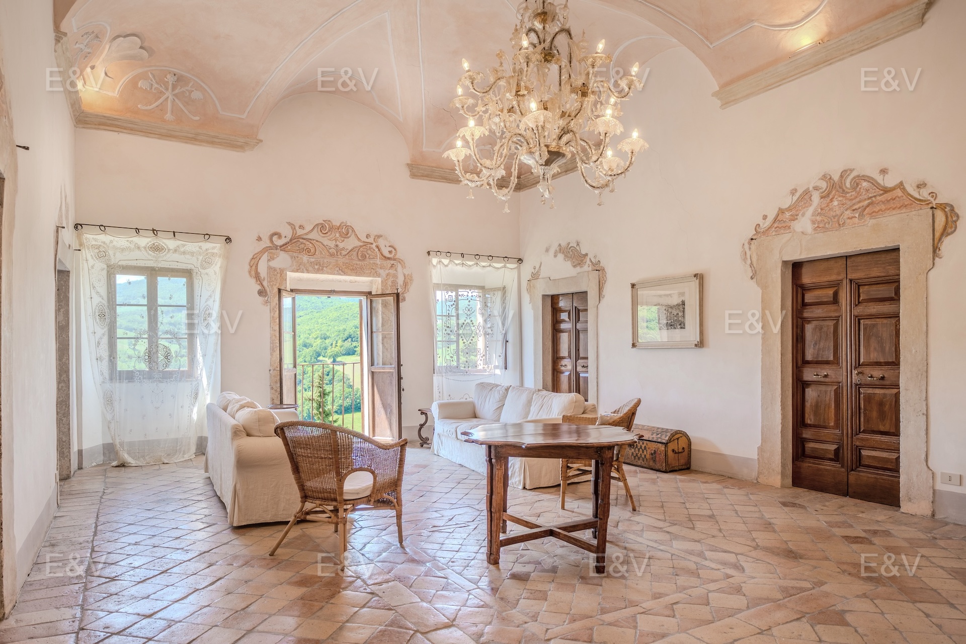 Prestigeträchtige historische Residenz mit Fresken und Panoramablick