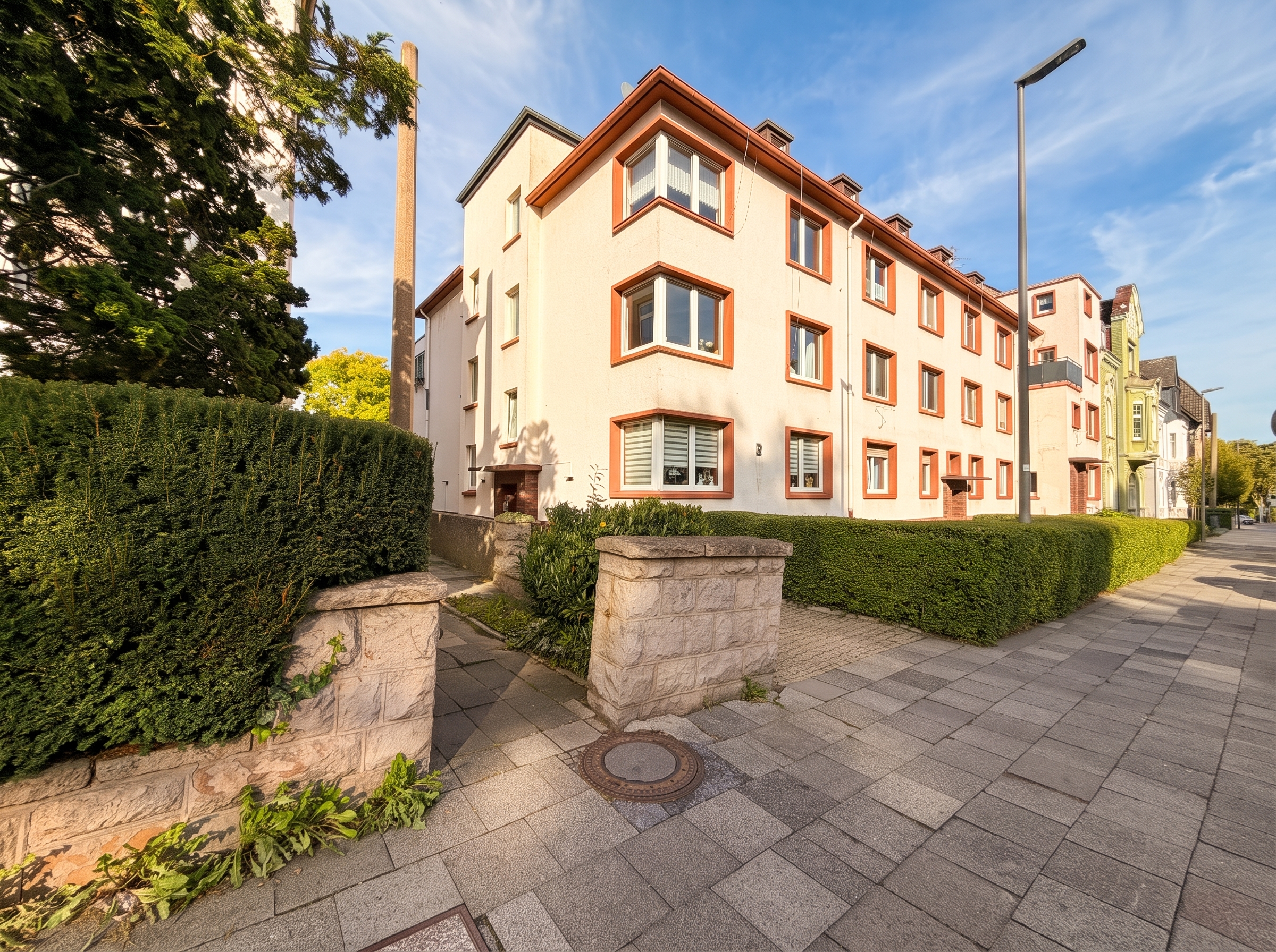 Eigentumswohnung mit großzügiger Dachterrasse und Garage in direkter Innenstadtnähe [AI-modified]