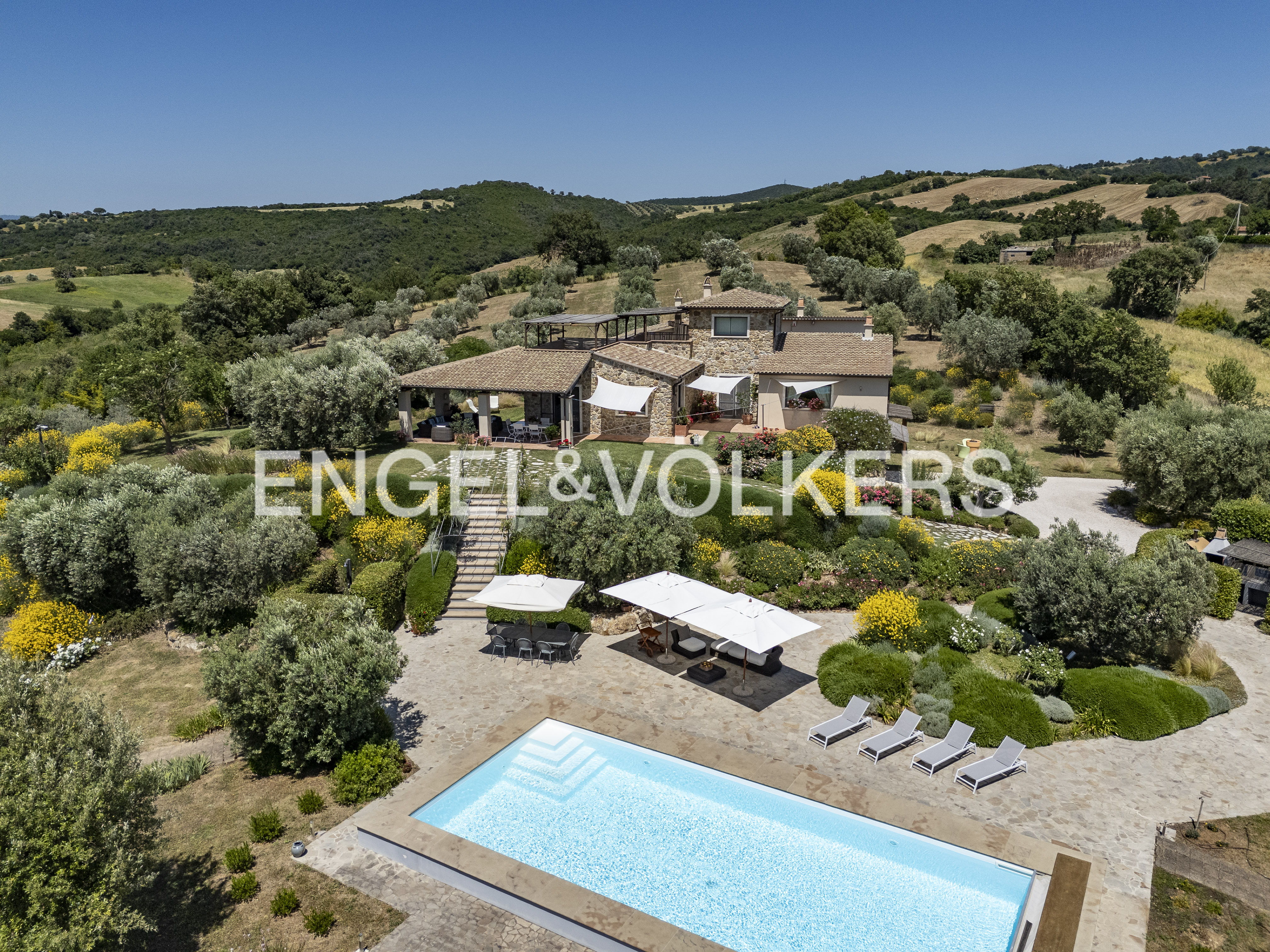Ein süßes Fenster ins Grüne: prestigeträchtige Villa in die Natur eingebettet