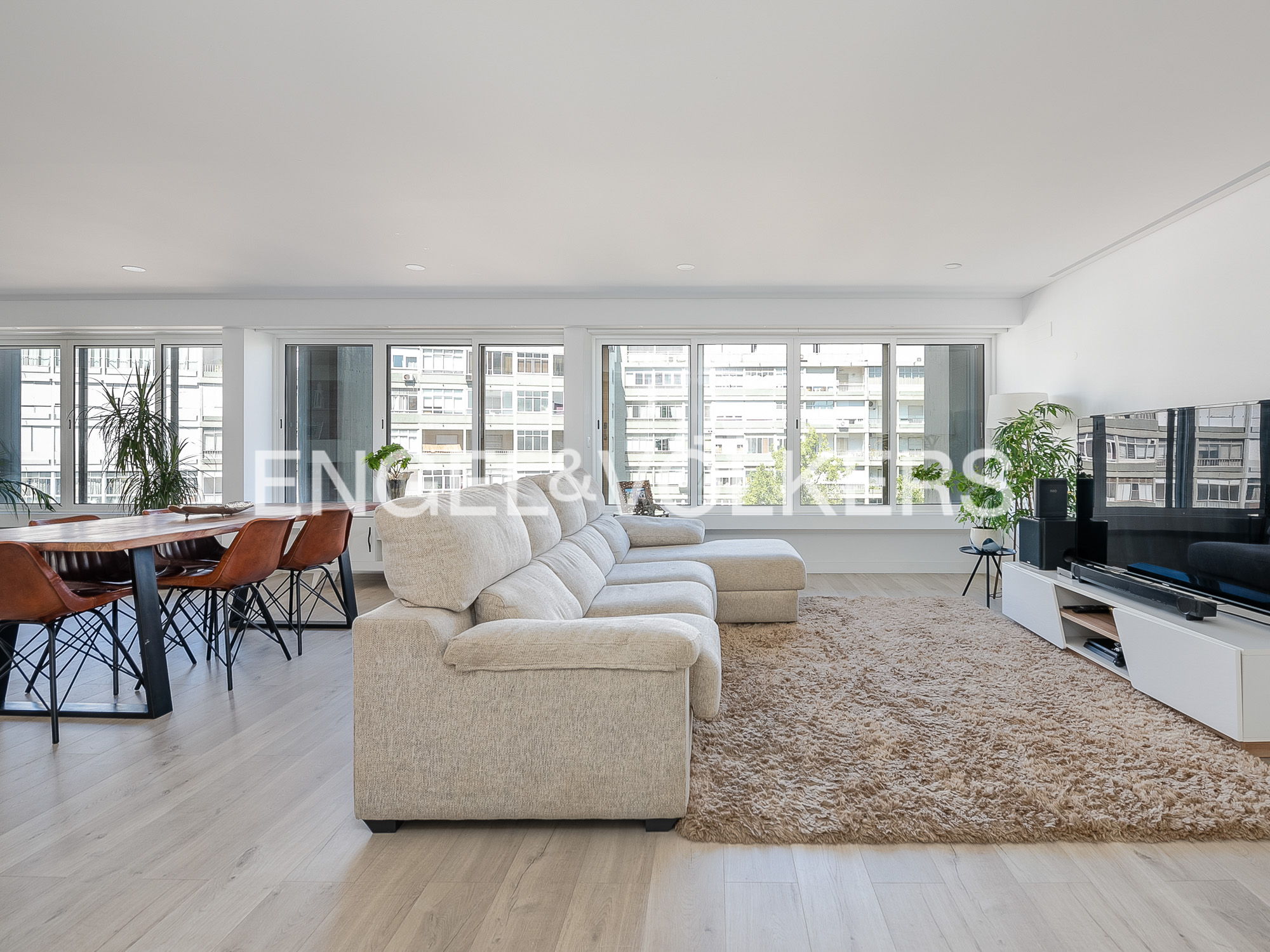 Bright & sunny 4+1 room apartment at Benfica