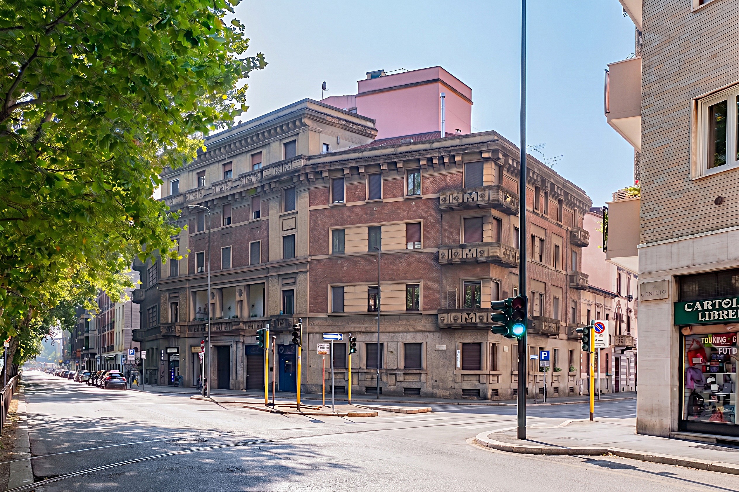 Customizable one-bedroom flat in a period building