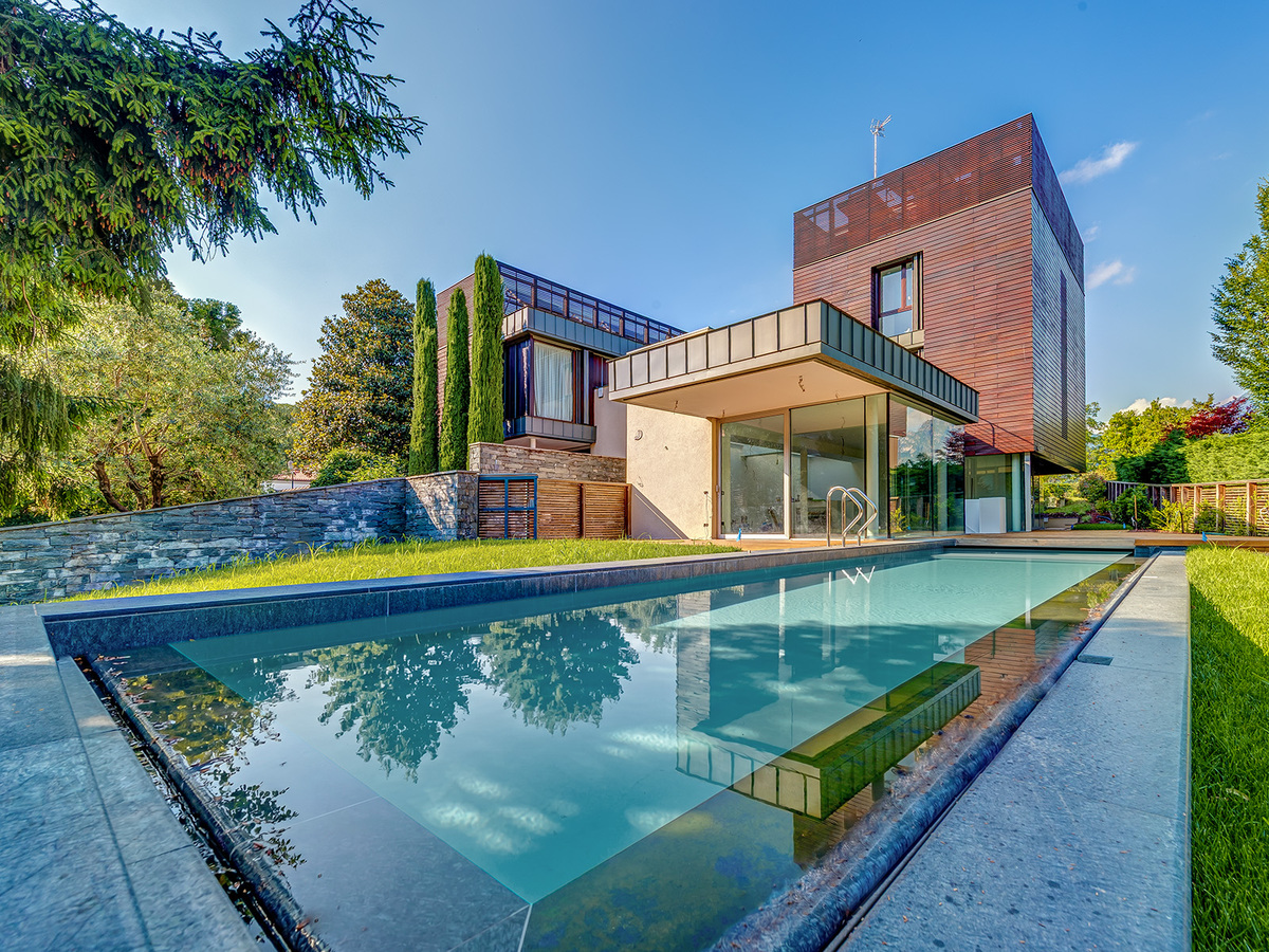 Neu erbaute, moderne Villa mit Schwimmbad, Terrasse und atemberaubendem Seeblick