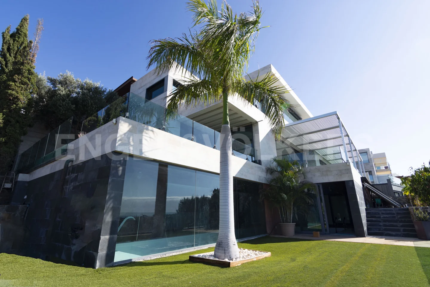 Villa minimalista de impresionantes vistas
