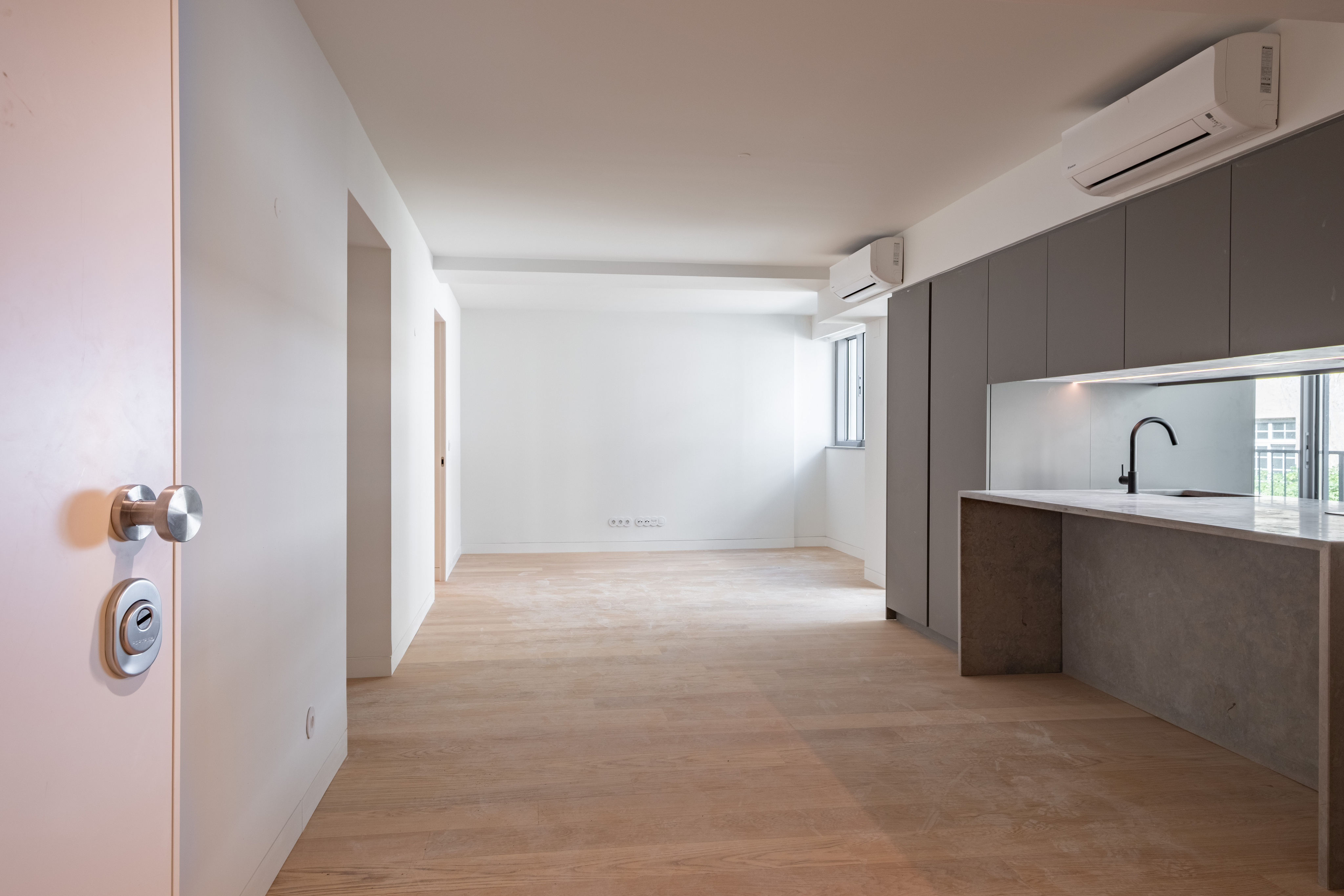 Luxury Urban Refuge: 2+1 bedroom flat on Avenida Infante Santo