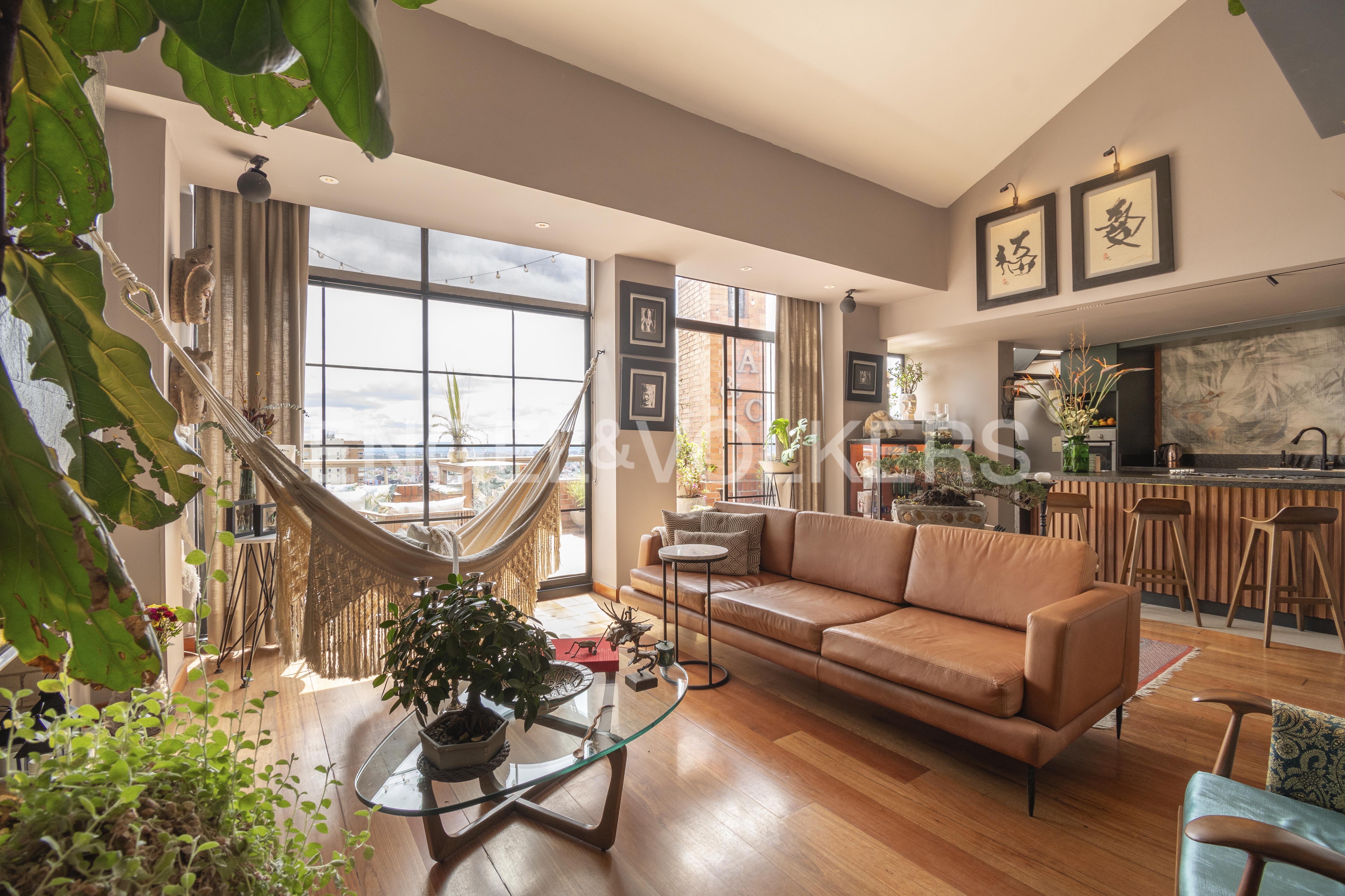 Moderno penthouse amoblado con balcón y terraza en Chapinero Alto