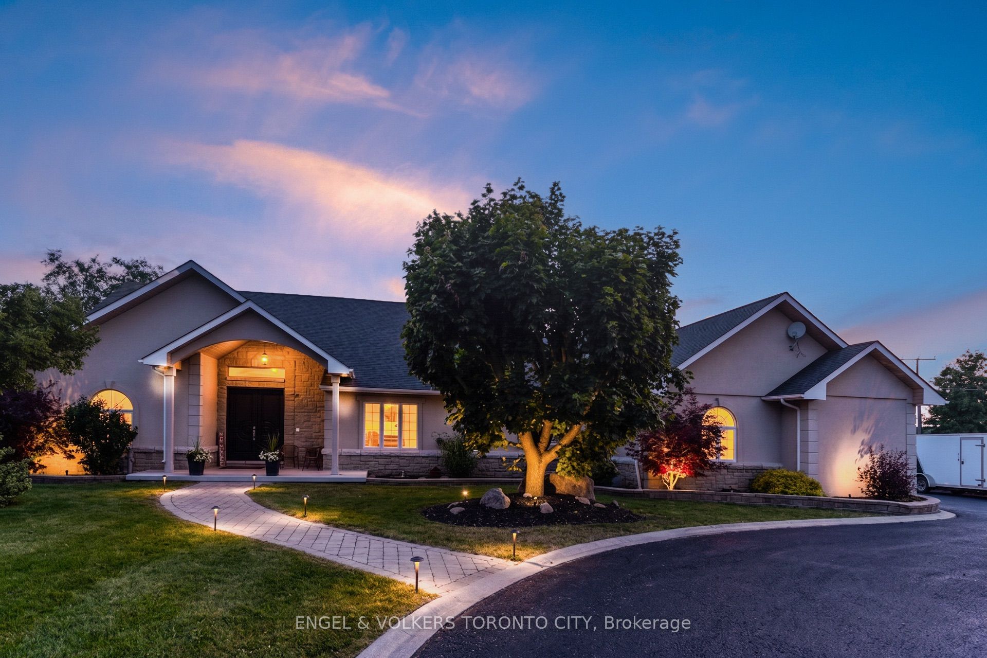 Stunning Custom-Built Executive Bungalow