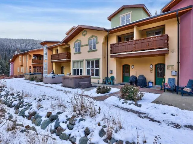 Modern Ski-in/Ski-out Fully Furnished Townhouse