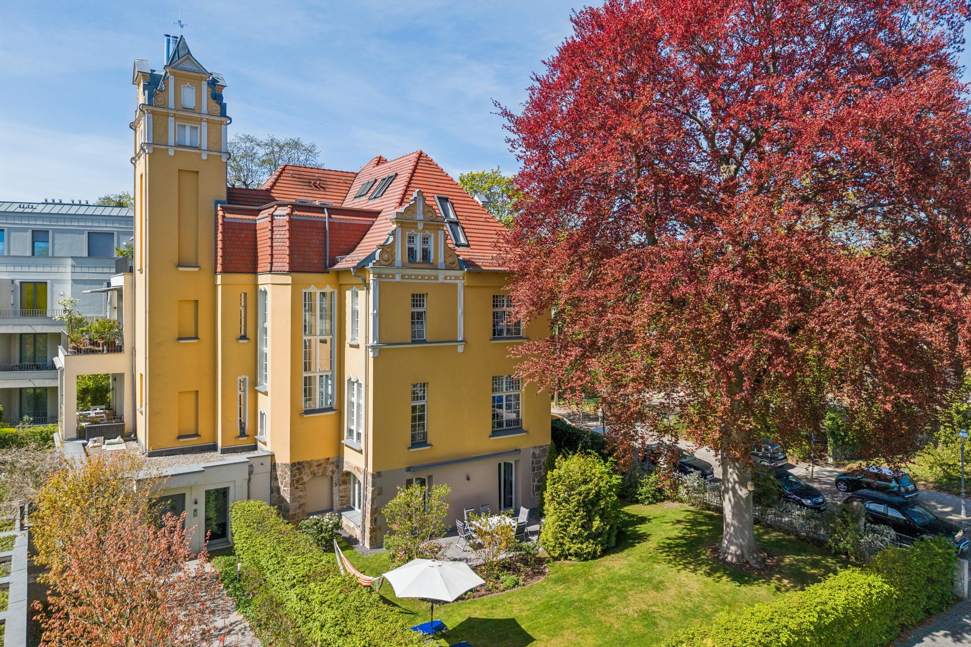 Historisch und trotzdem modern: Fünfzimmerwohnung barrierefrei mit großem Sonnengarten