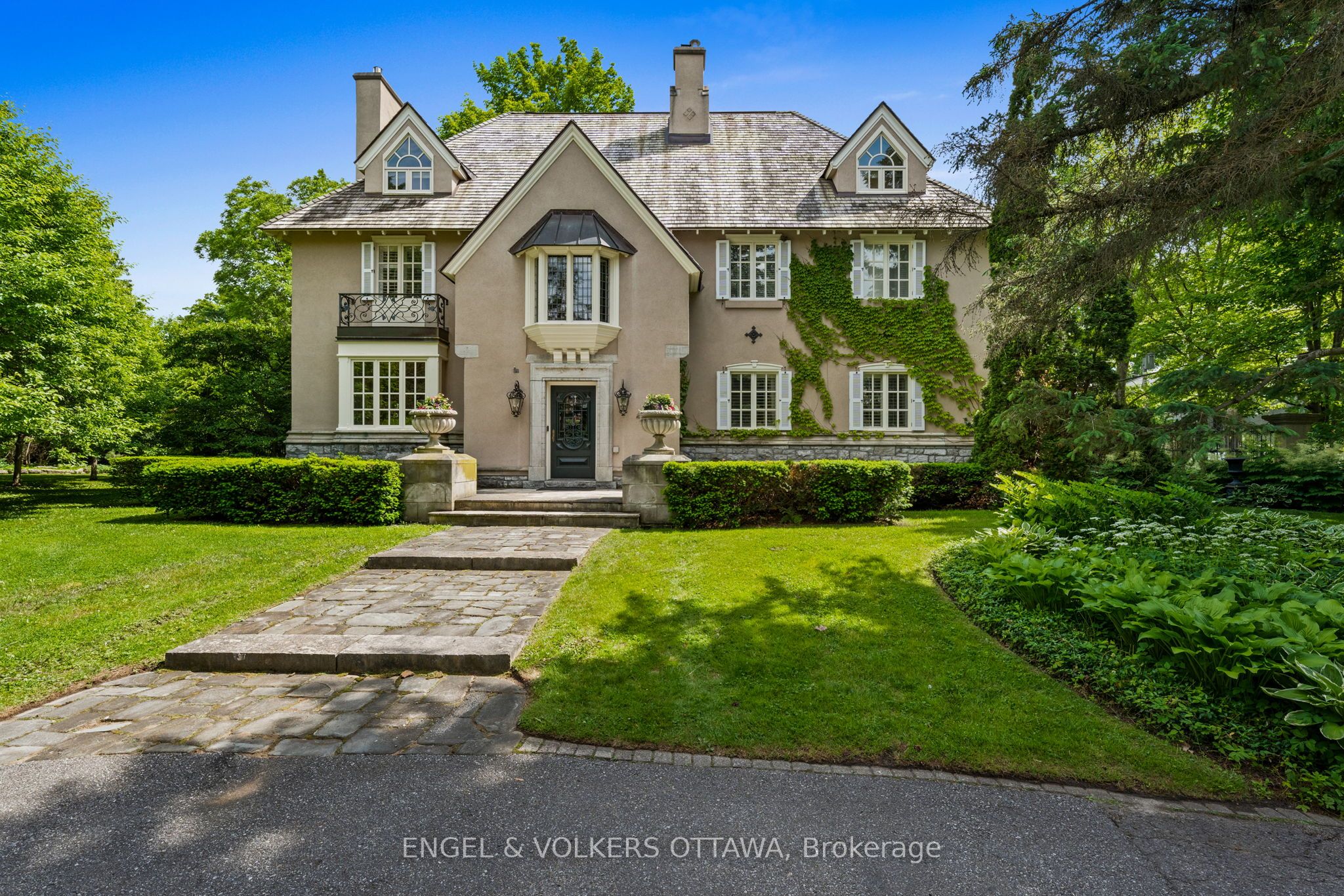 A Touch of Provence in the Heart of Rockcliffe Park!