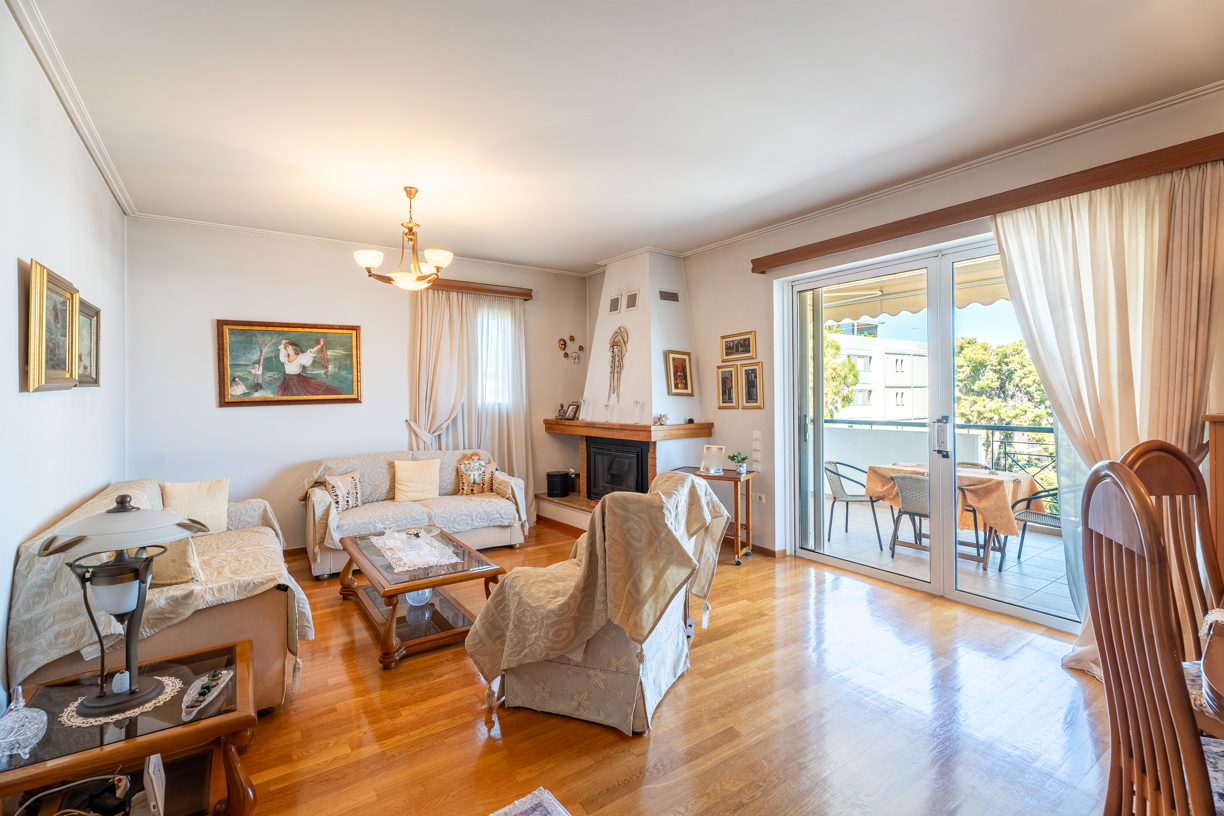 Bright 3rd-floor apartment with open view next to Voula Beach