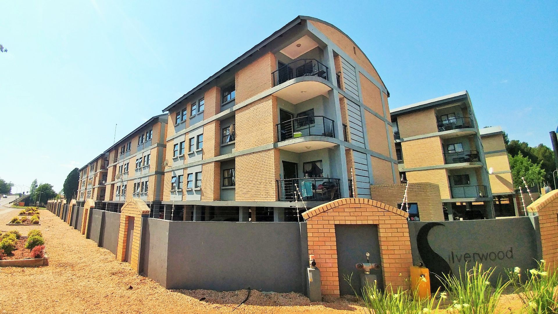 Modern Bachelor Apartment Walking Distance From Campus