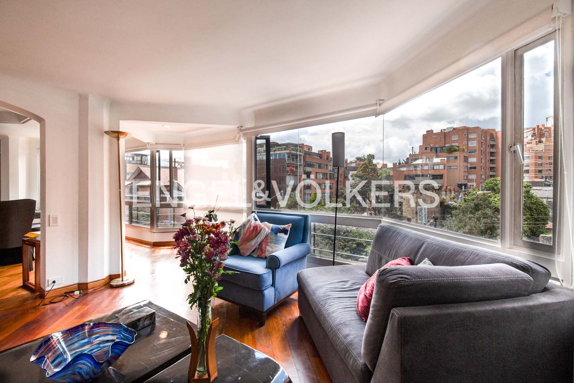Iluminado apartamento con vista verde para venta en Rosales bajo