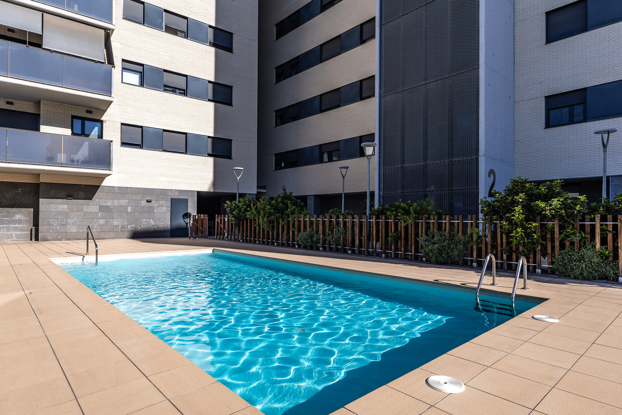 Exklusive Wohnung am Meer in Badalona mit Terrasse, Pool, Panoramablick und Garage, nur wenige Minuten von Barcelona entfernt.