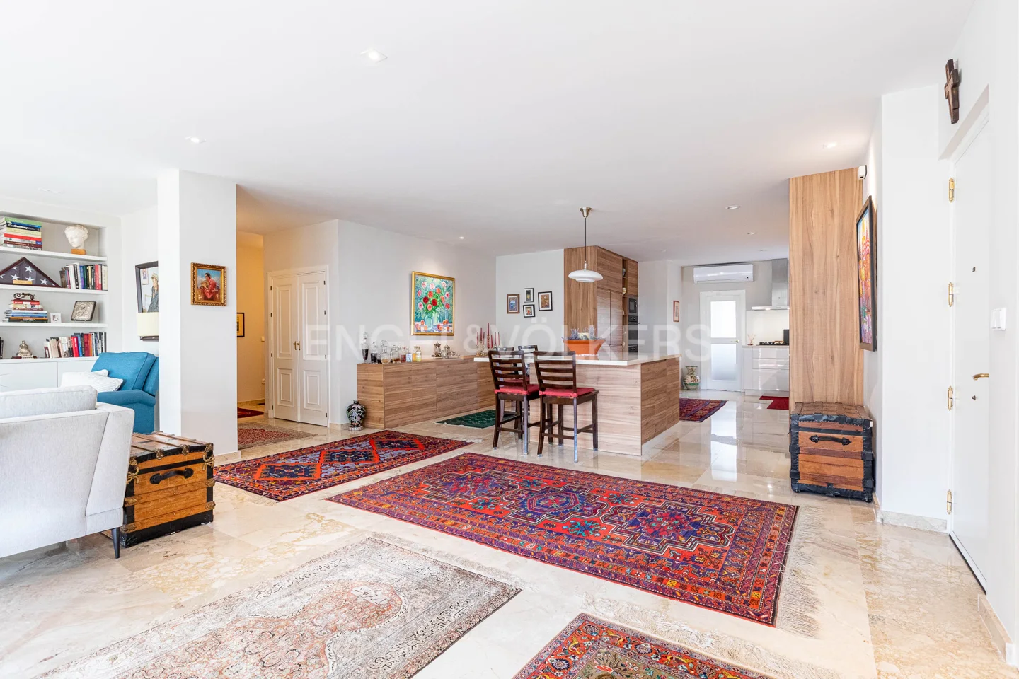 Diplomatic Elegance: Luxurious Open-Concept apartament in Nervión, Seville