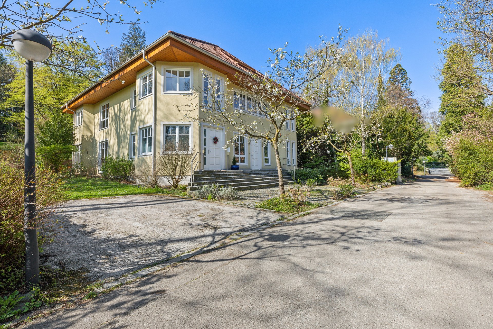 Your private retreat: Villa on a private road