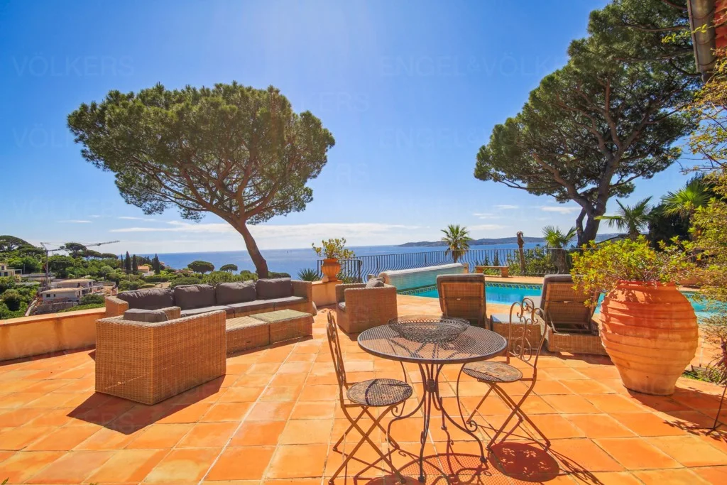 Charming property, panoramic view of the Gulf of St-Tropez