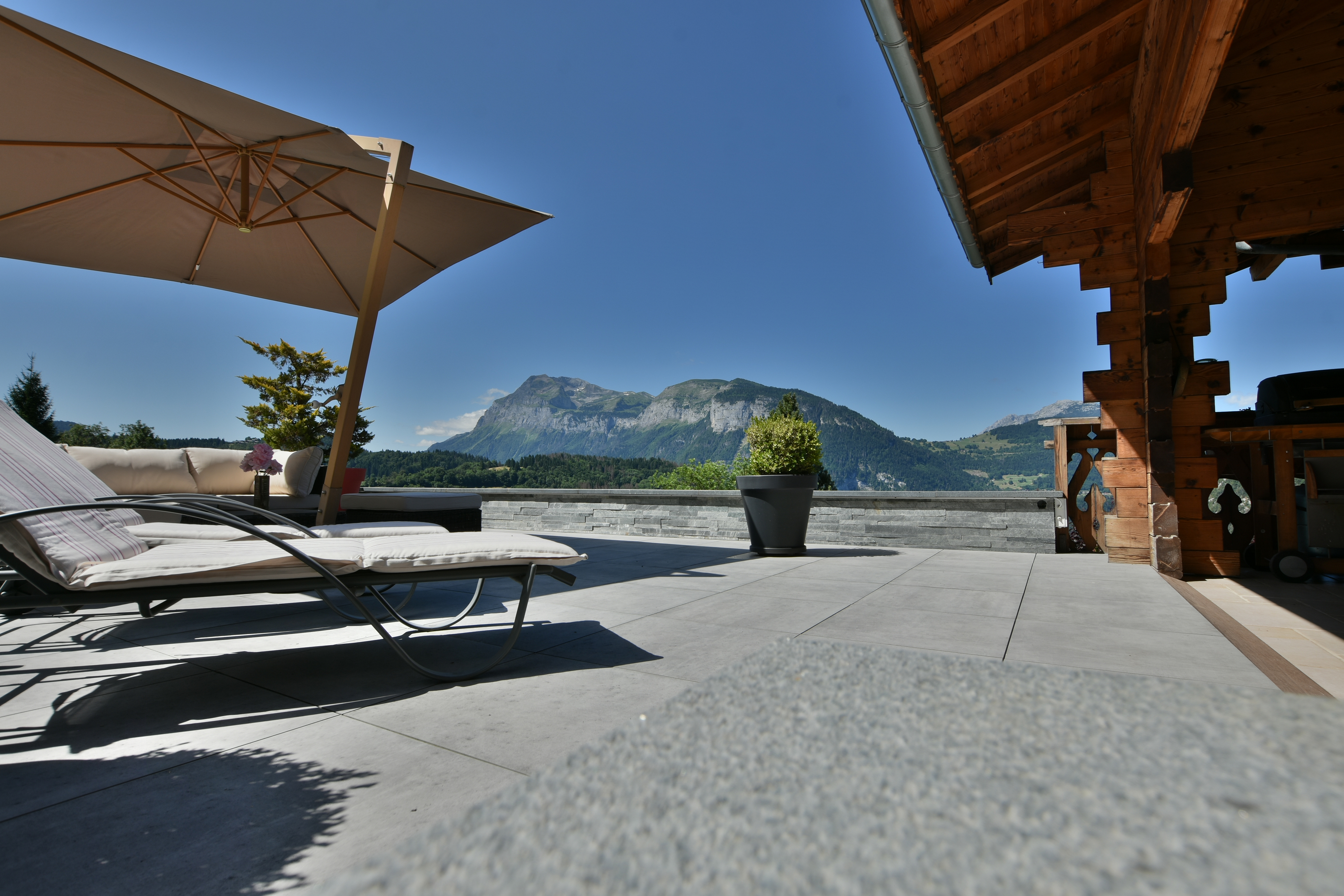 Very pretty log chalet with sublime views