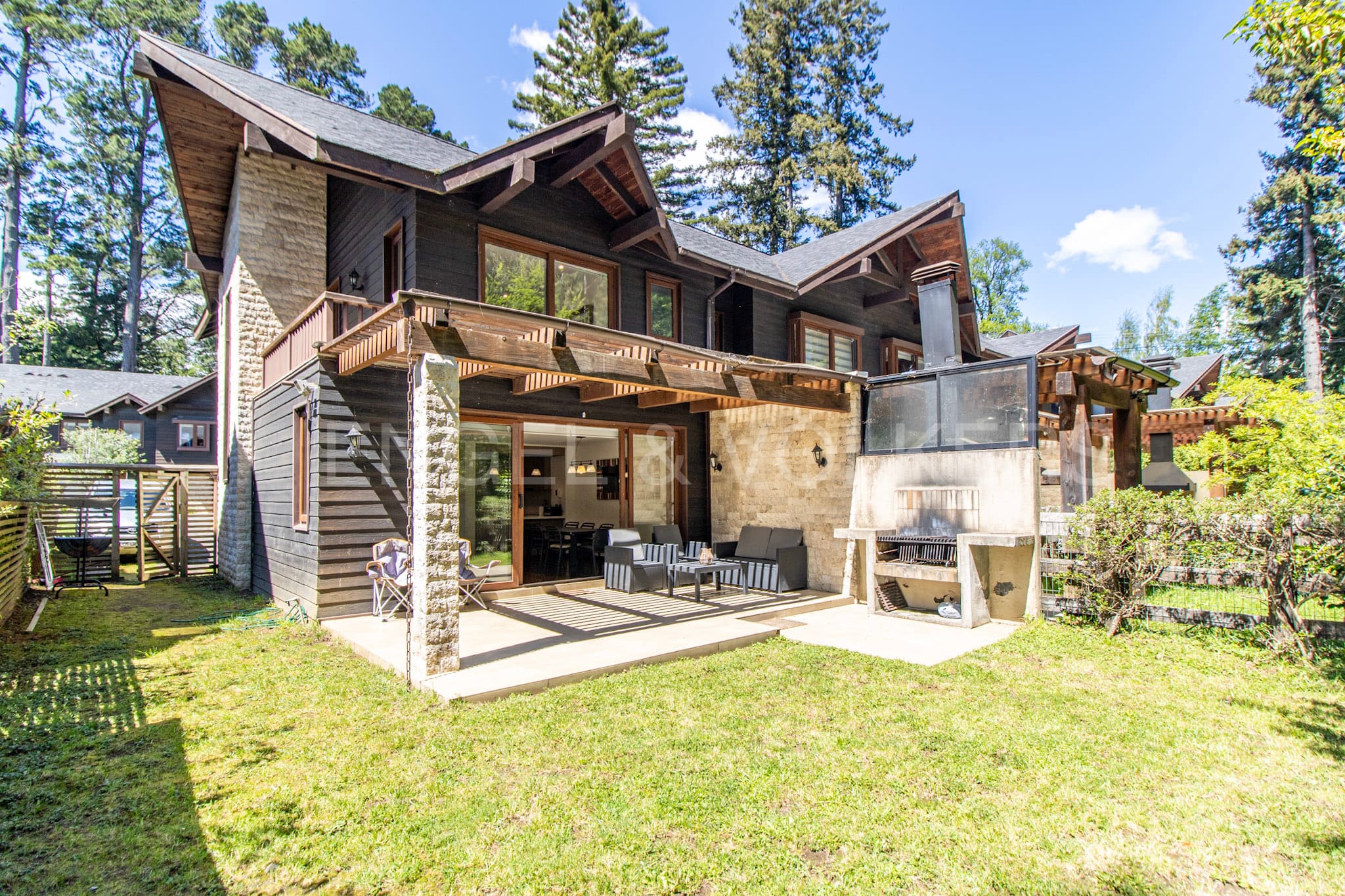 Moderna casa en  condominio Parque Pinares con acceso al lago Villarrica