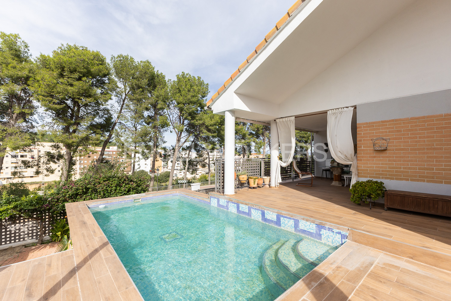 Exclusive rental home in Chiva with private pool and spacious terraces