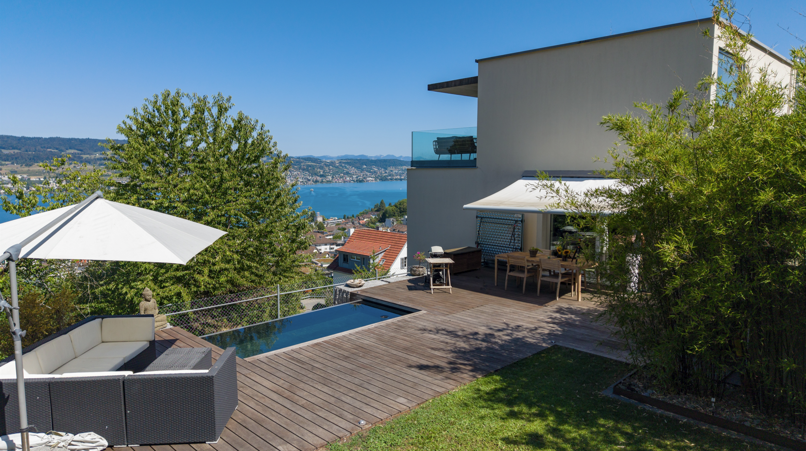 Above Lake Zurich – a home between open space and nature