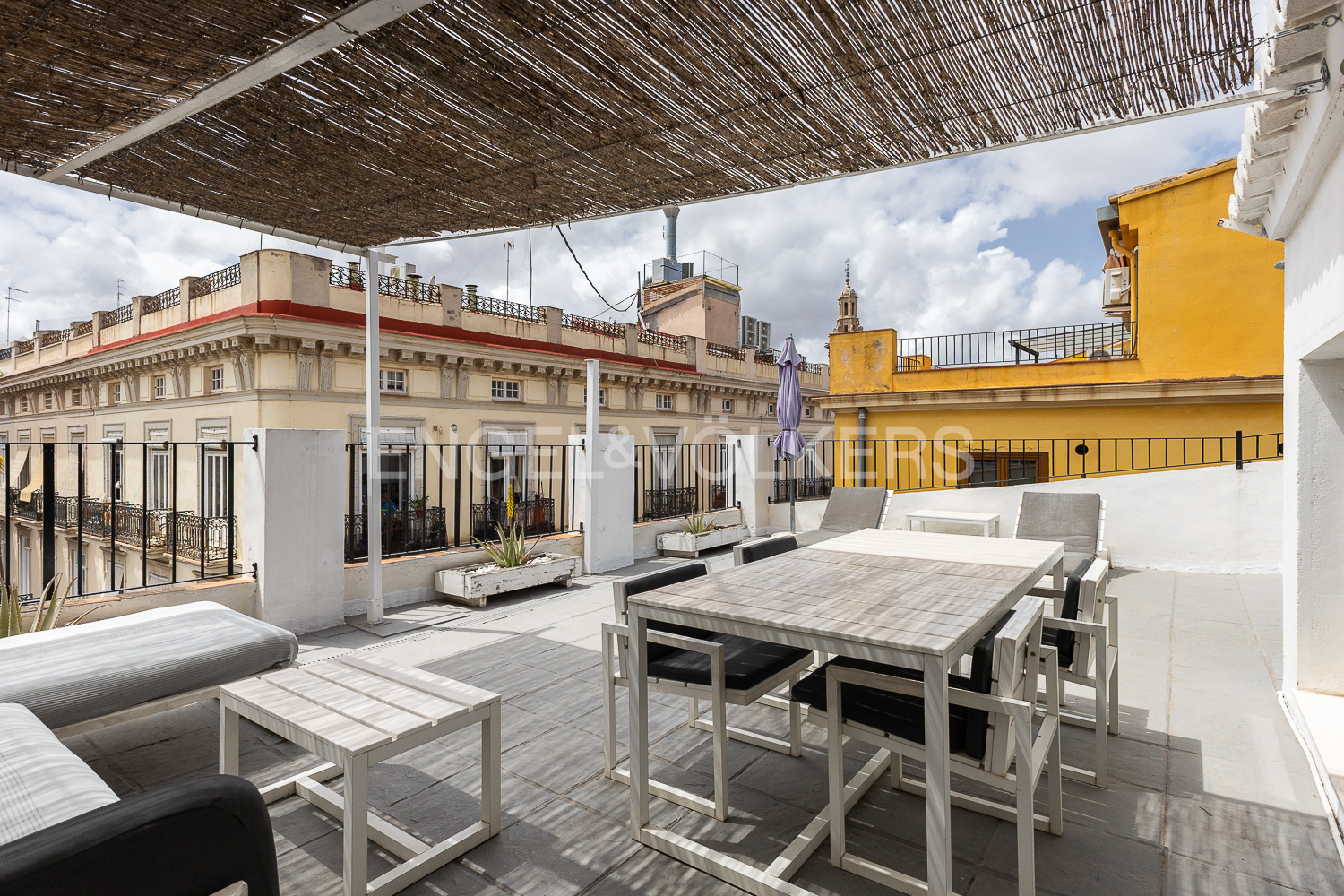 Spectacular penthouse with terrace in the heart of Valencia
