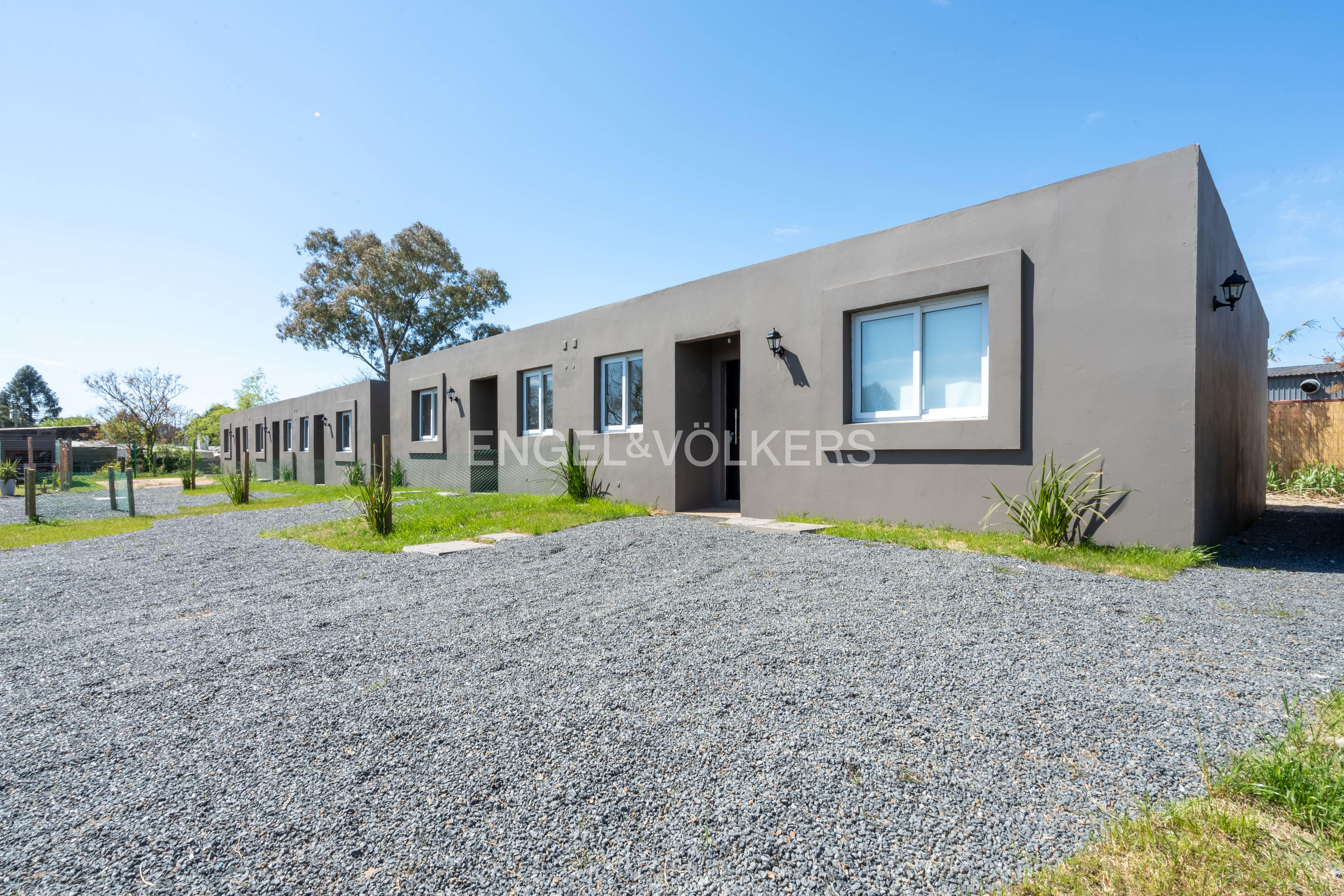 2-bedroom house for sale in San José de Carrasco, with garage and private backyard with barbecue grill