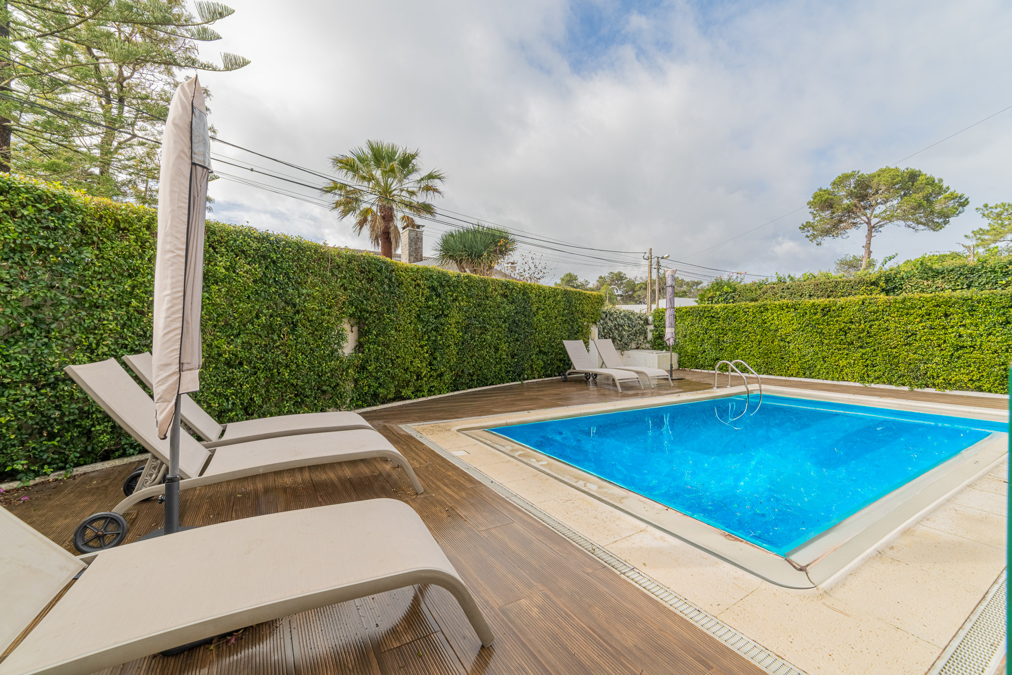 5-bedroom house with pool and garden next to the beach.