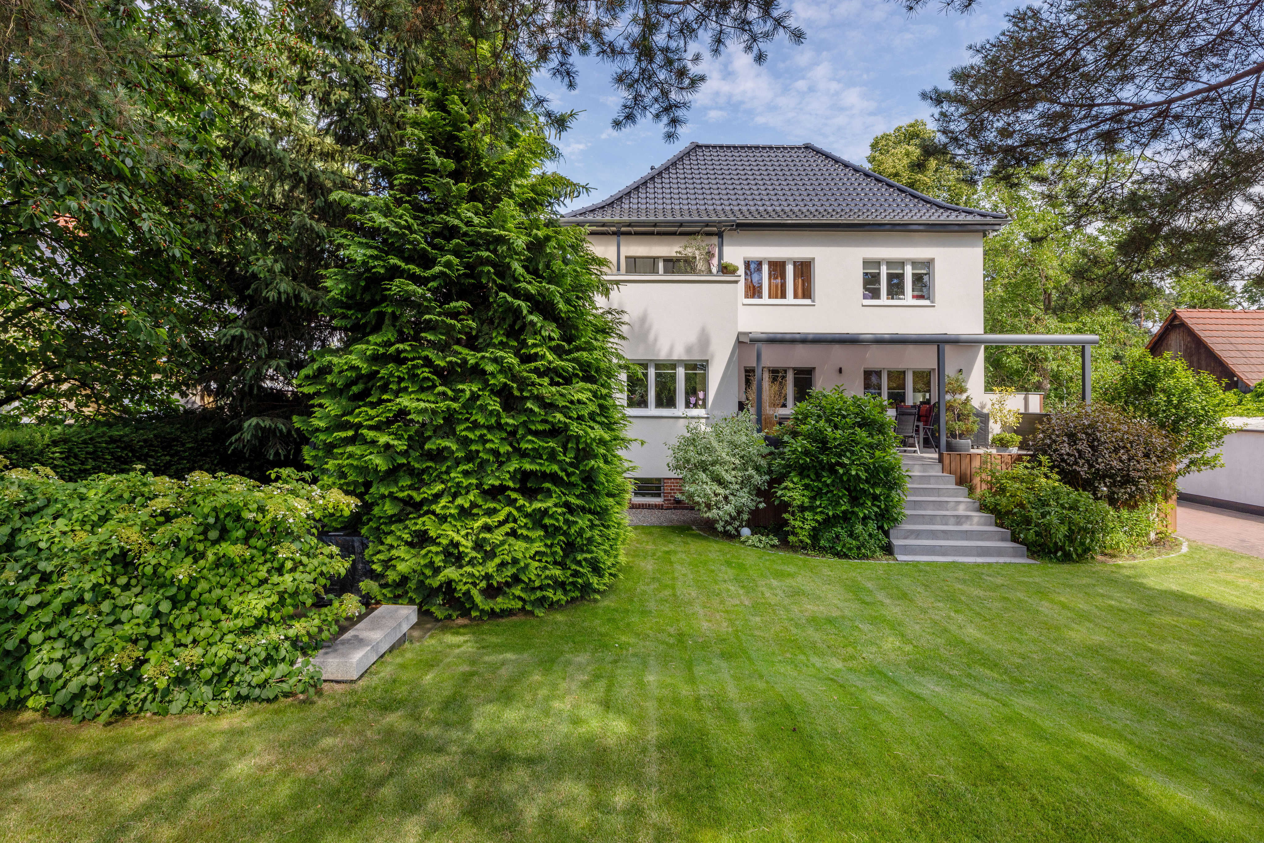 Kernsanierte Villa mit moderner Ausstattung und grünem Grundstück