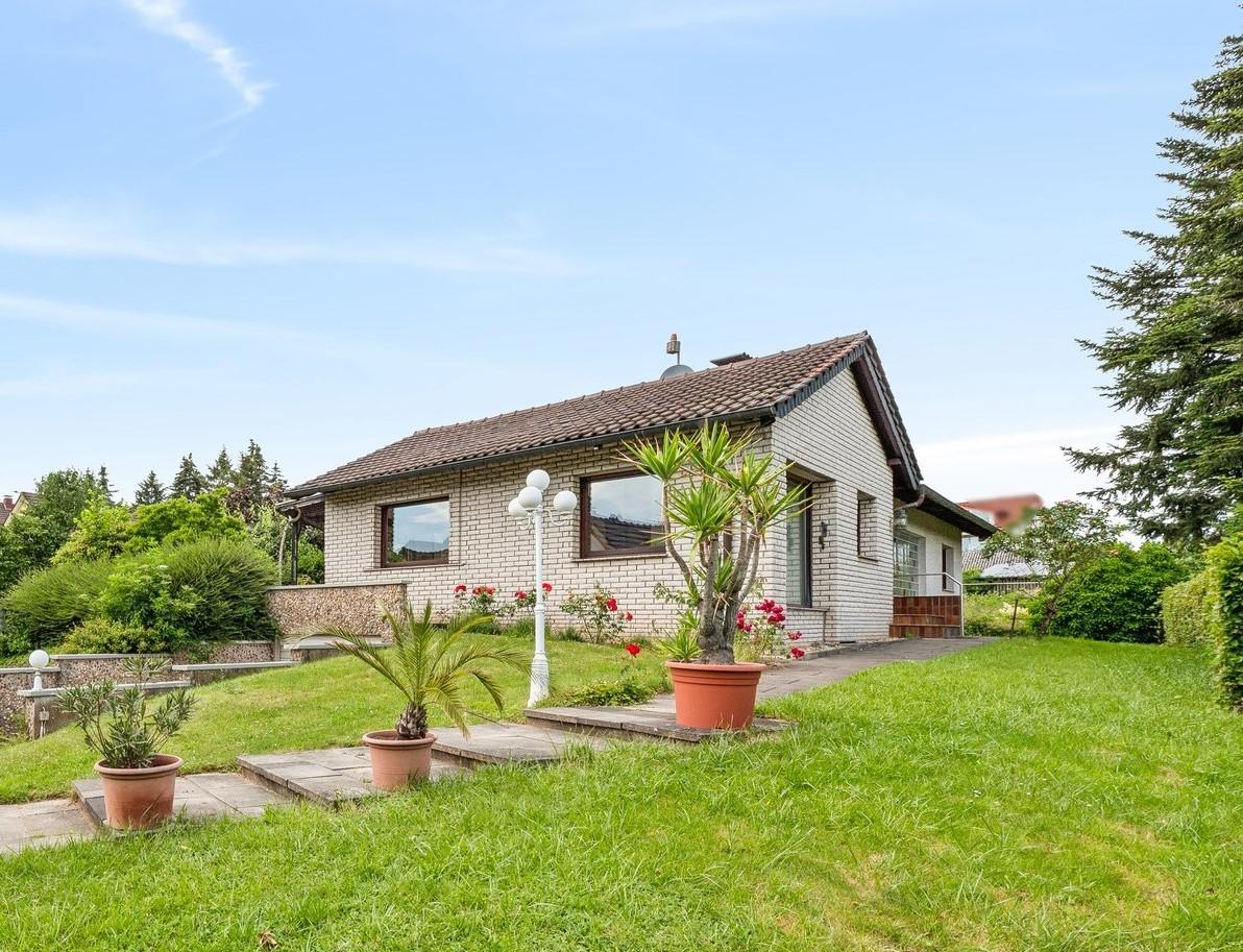 Klassischer Bungalow mit Blick ins Grüne