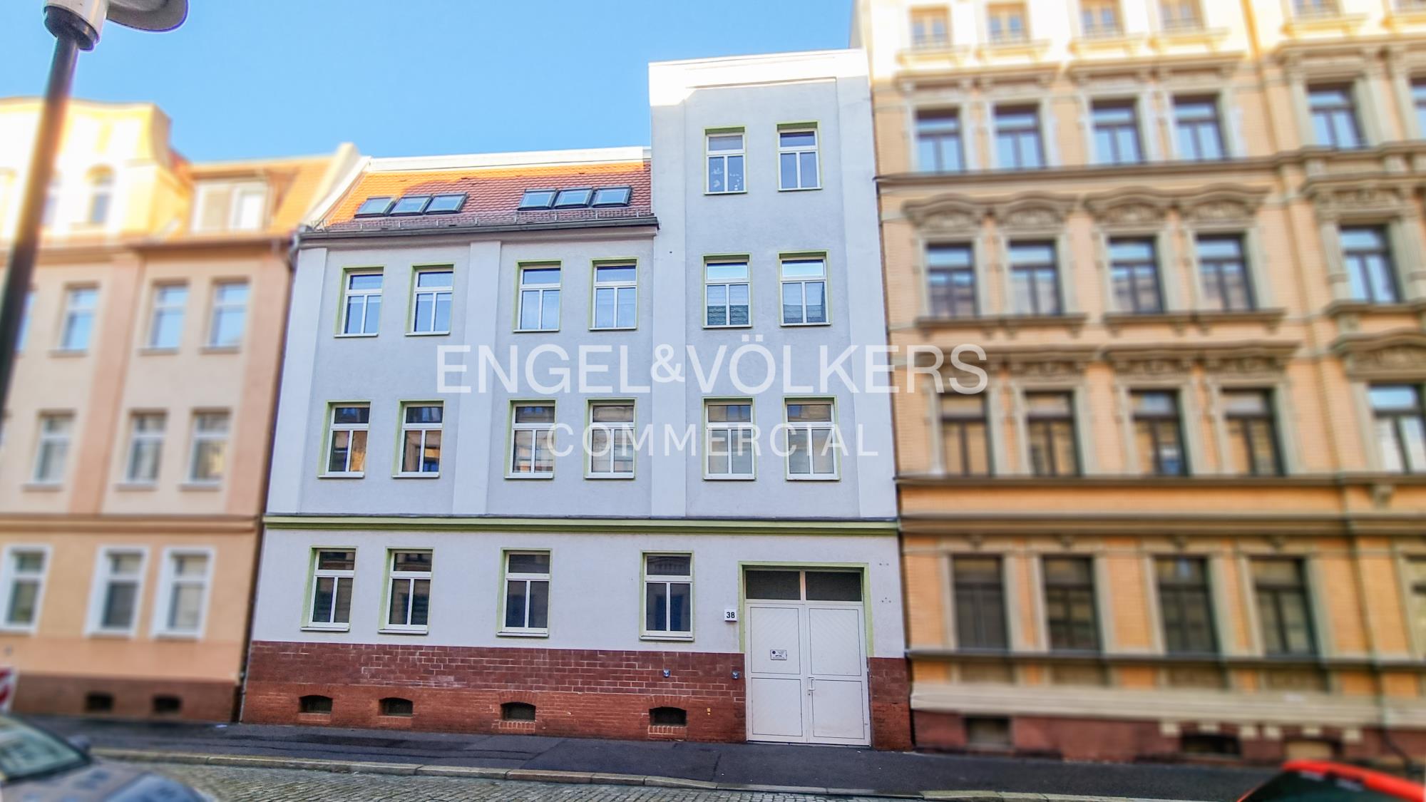 Gepflegtes Mehrfamilienhaus mit Balkonen