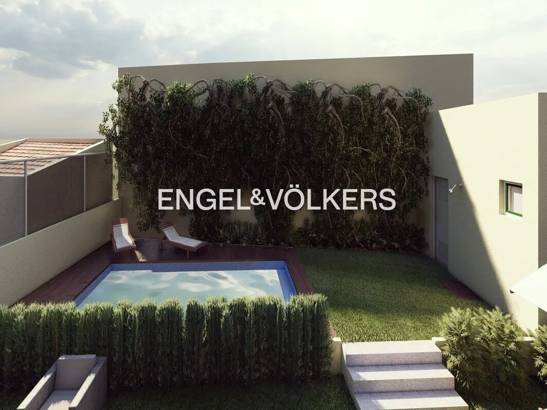 A modern backyard with a swimming pool, lounge chairs, a green lawn, and a wall covered in climbing vines.